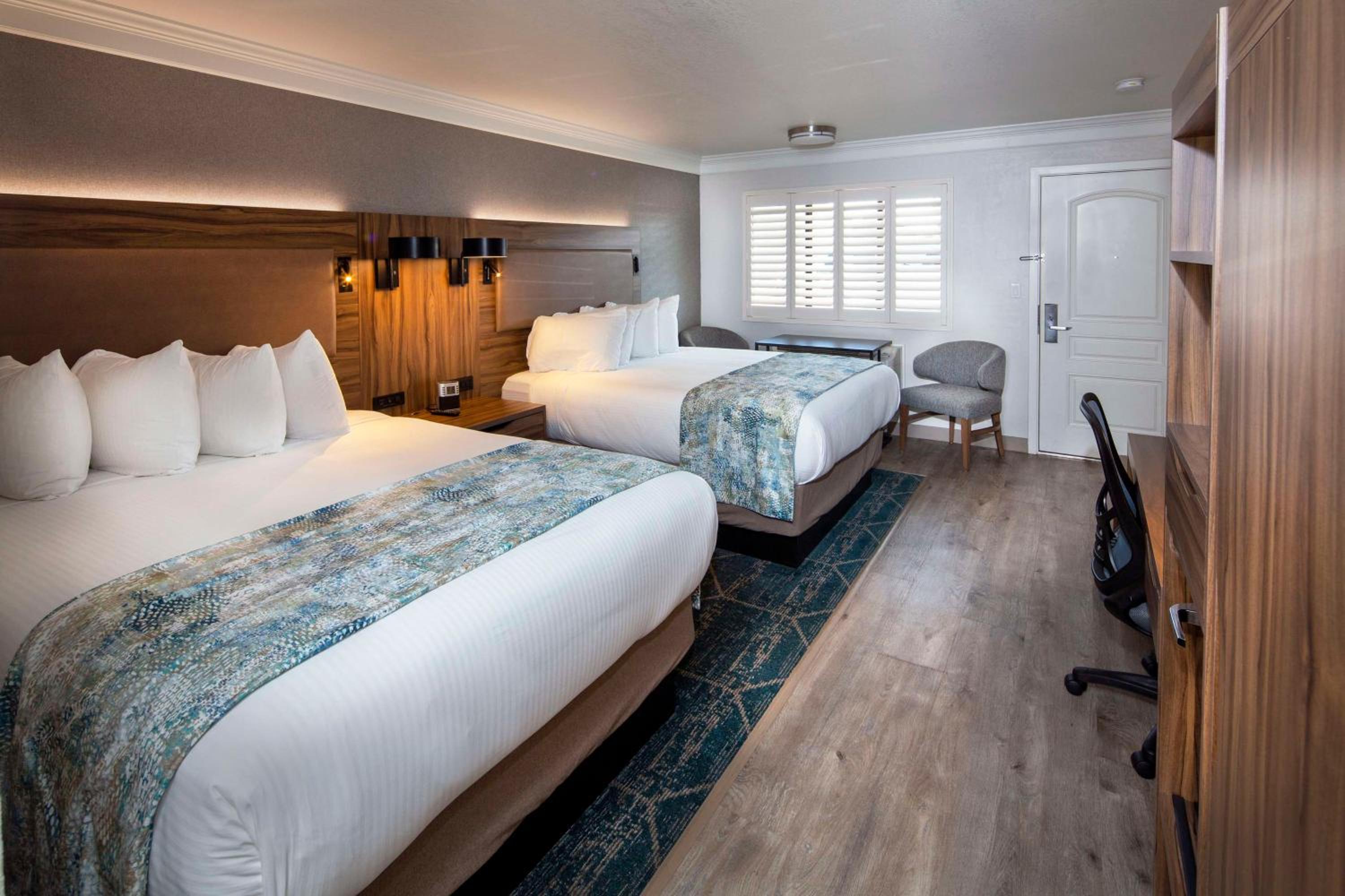 Queen Room with Two Queen Beds - Non-Smoking photo 2