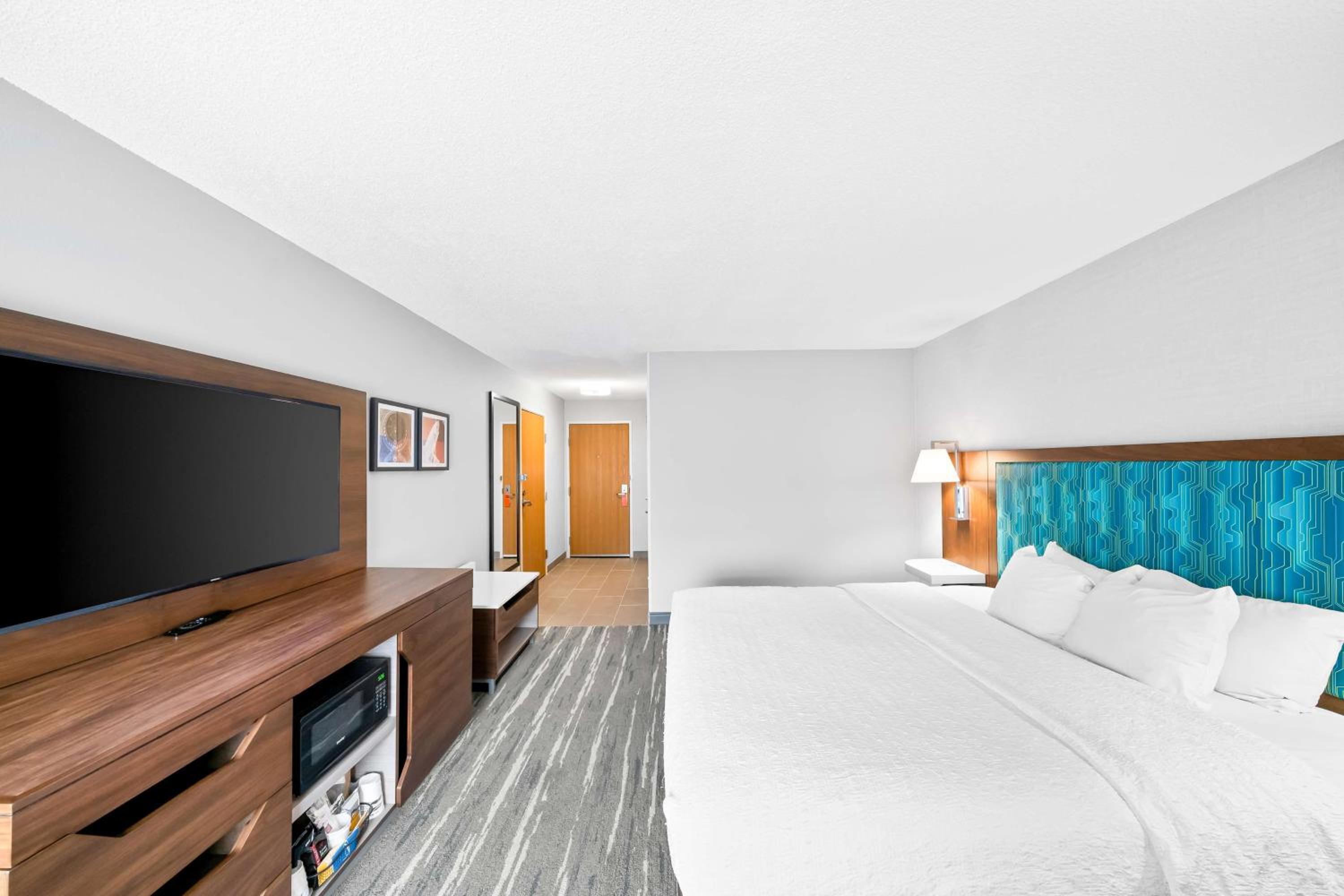 King Room with King Bed - Non-Smoking - Photo 4