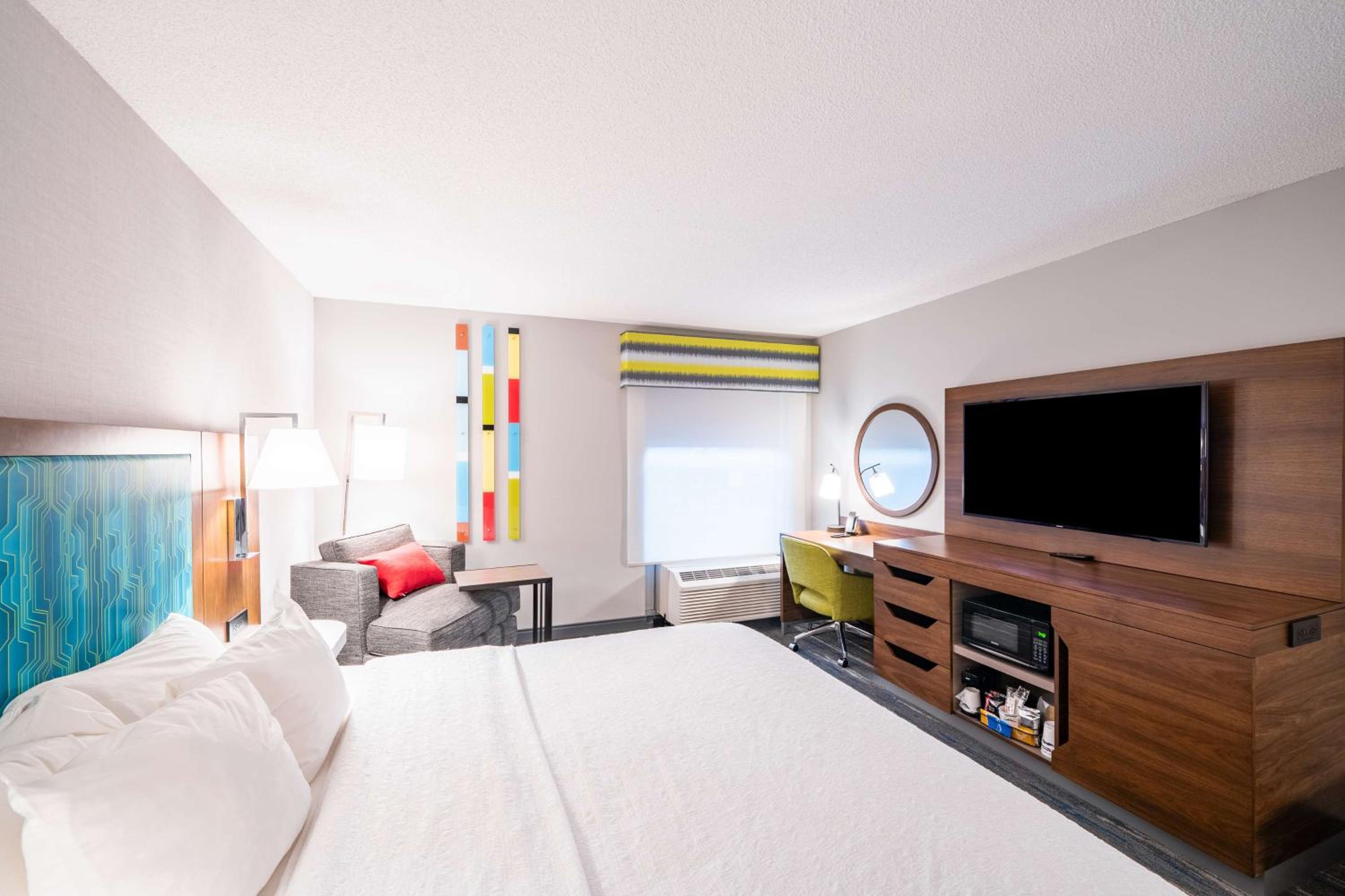 King Room with King Bed - Non-Smoking - Photo 3