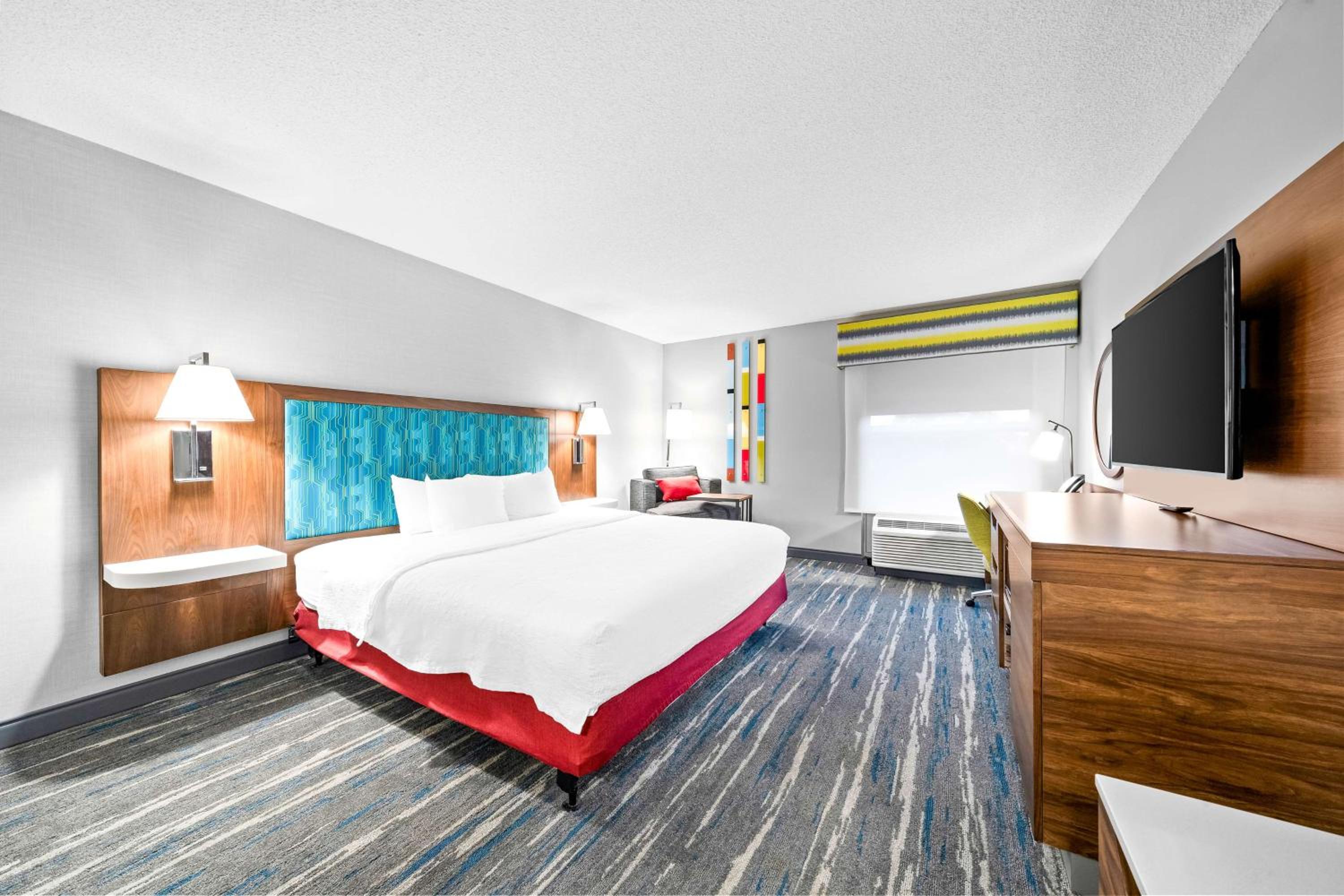 King Room with King Bed - Non-Smoking - Photo 2