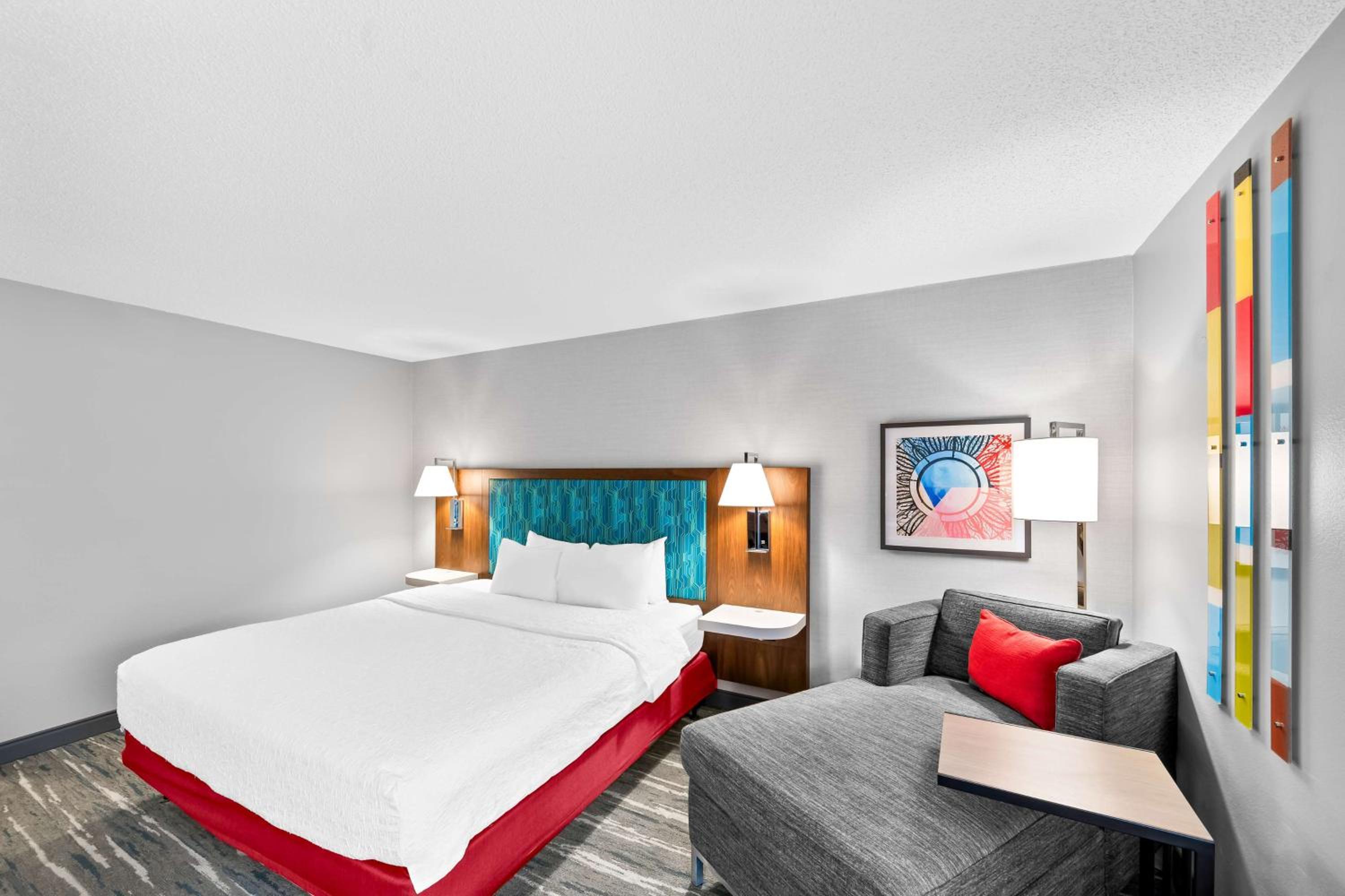 King Room with King Bed - Non-Smoking - Photo 13