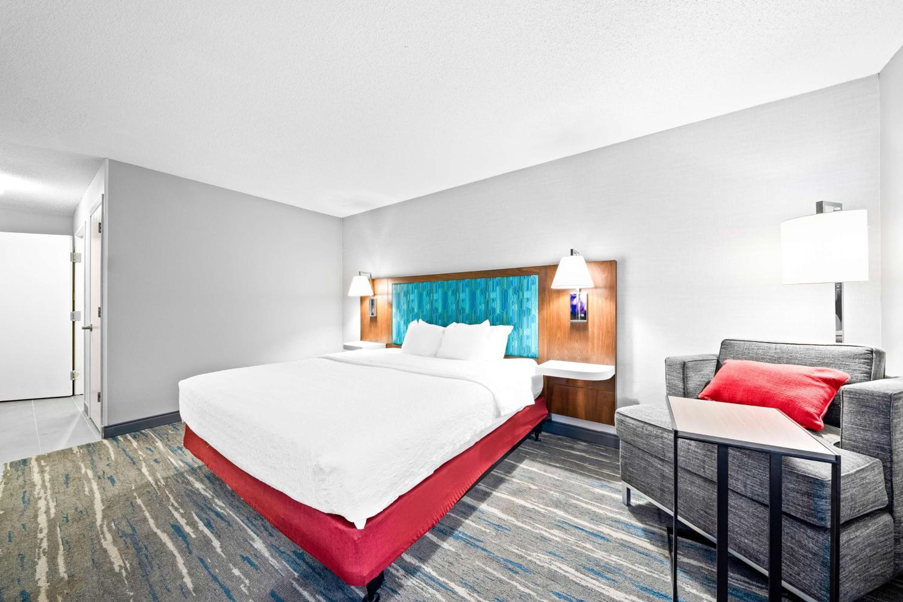 King Room with King Bed - Non-Smoking - Photo 12