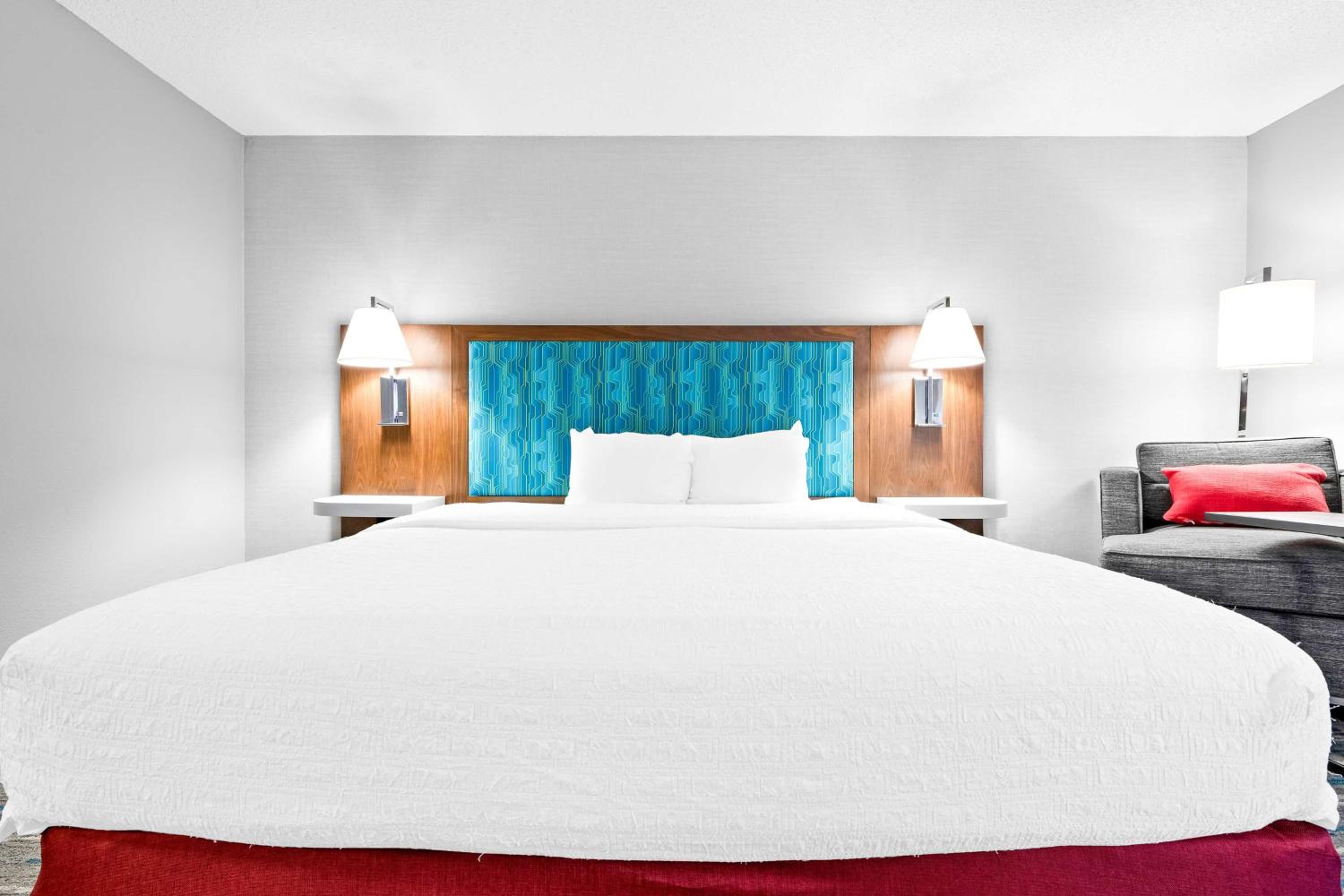 King Room with King Bed - Non-Smoking - Photo 11