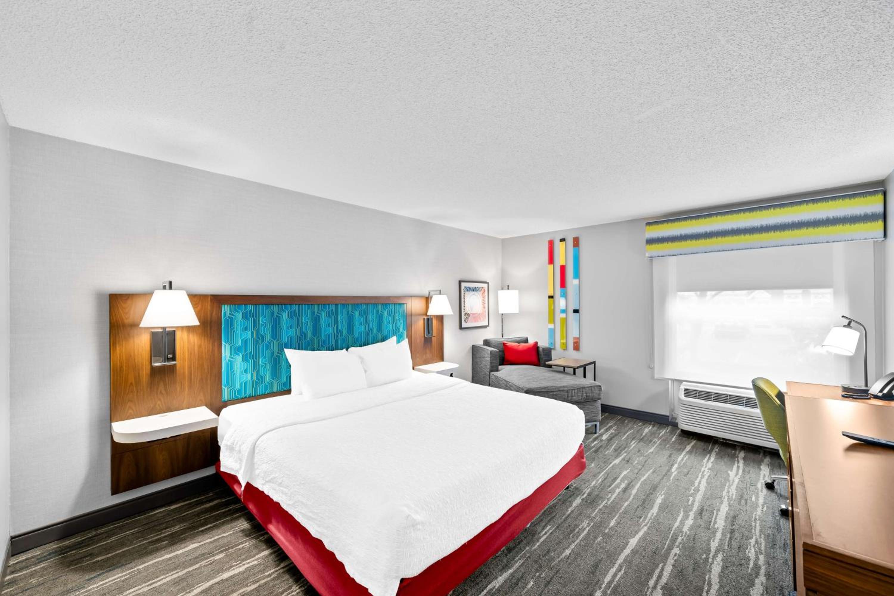 King Room with King Bed - Non-Smoking - Photo 10
