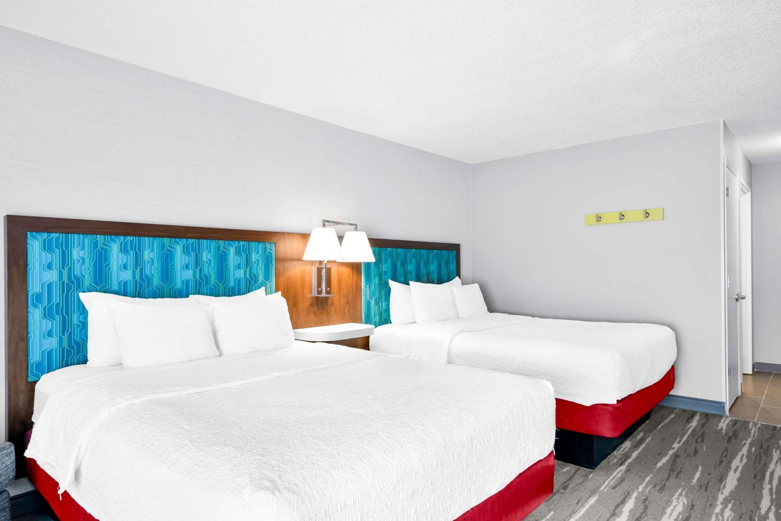 Queen Room with Two Queen Beds - Non-Smoking - Photo 8