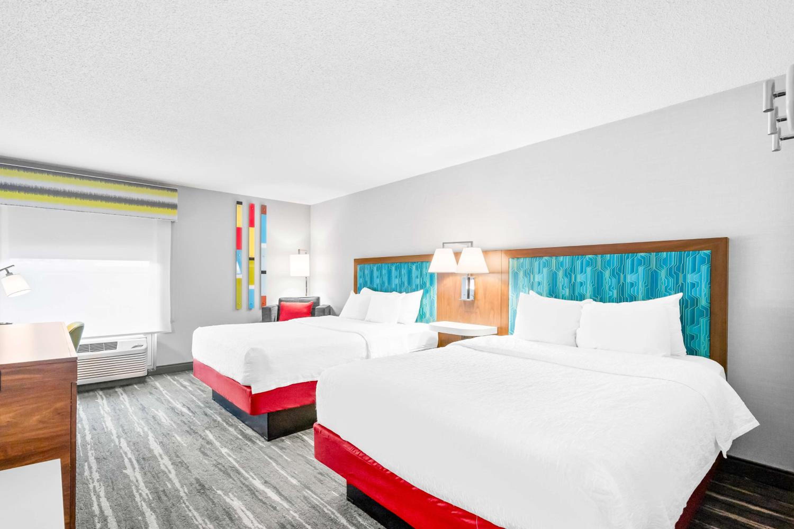 Queen Room with Two Queen Beds - Non-Smoking - Photo 7