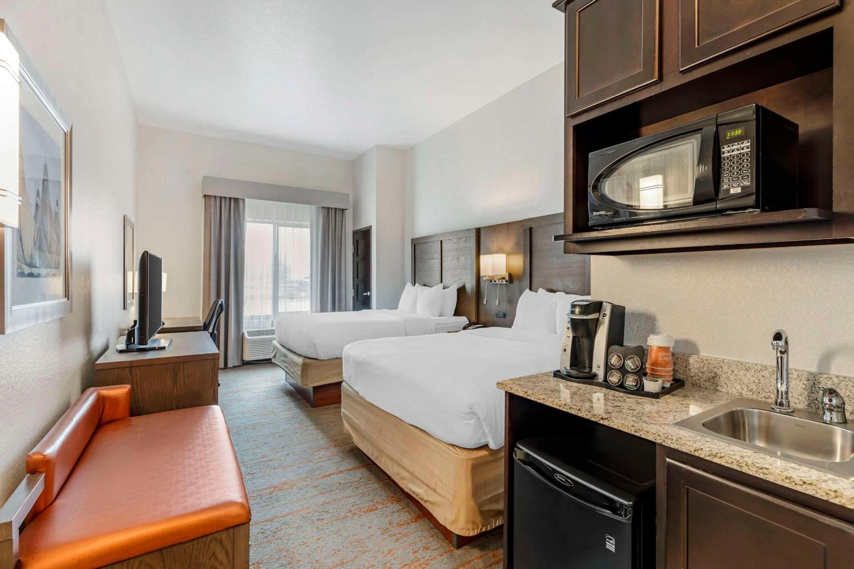 Queen Room with Two Queen Beds - Non-Smoking - Photo 2