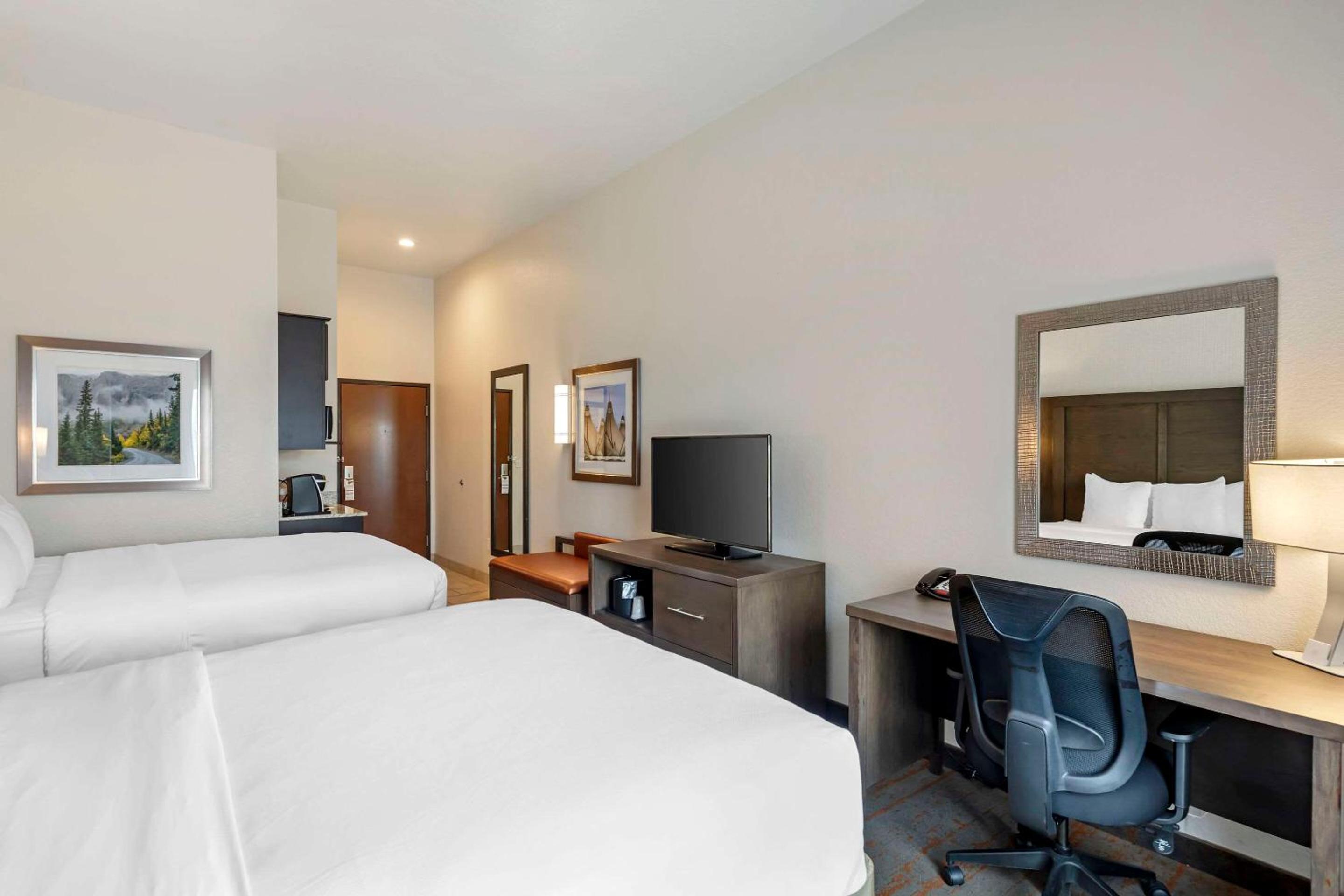 Queen Room with Two Queen Beds - Non-Smoking - Photo 3