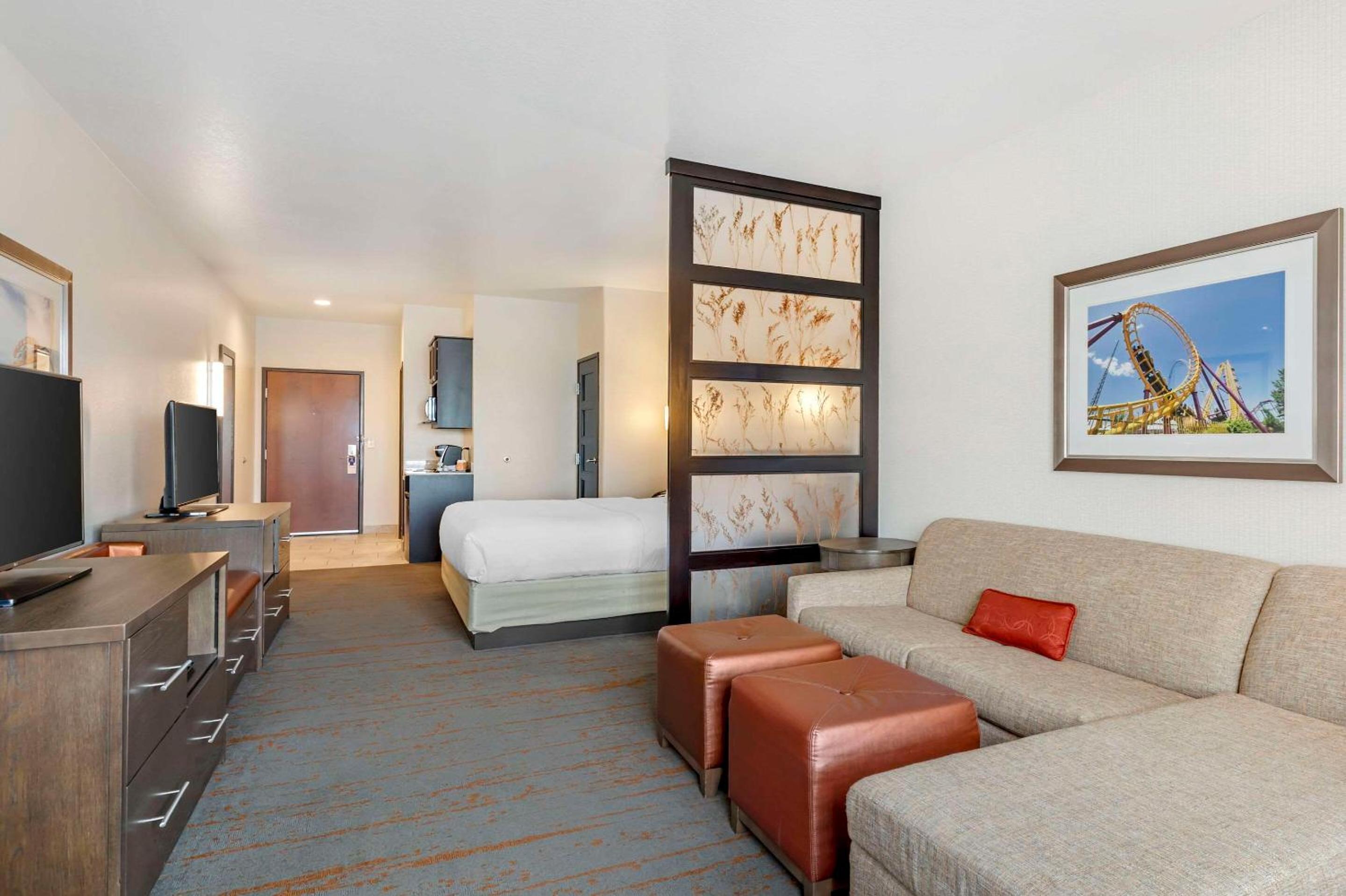King Suite - Non-Smoking - Photo 2