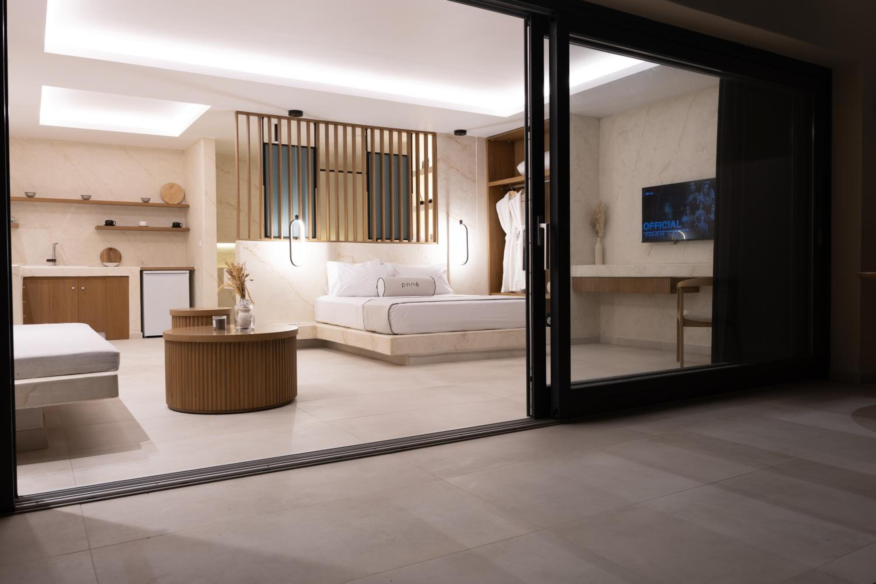 Junior Suite with Sea View and Private Heated Pool - Photo 8