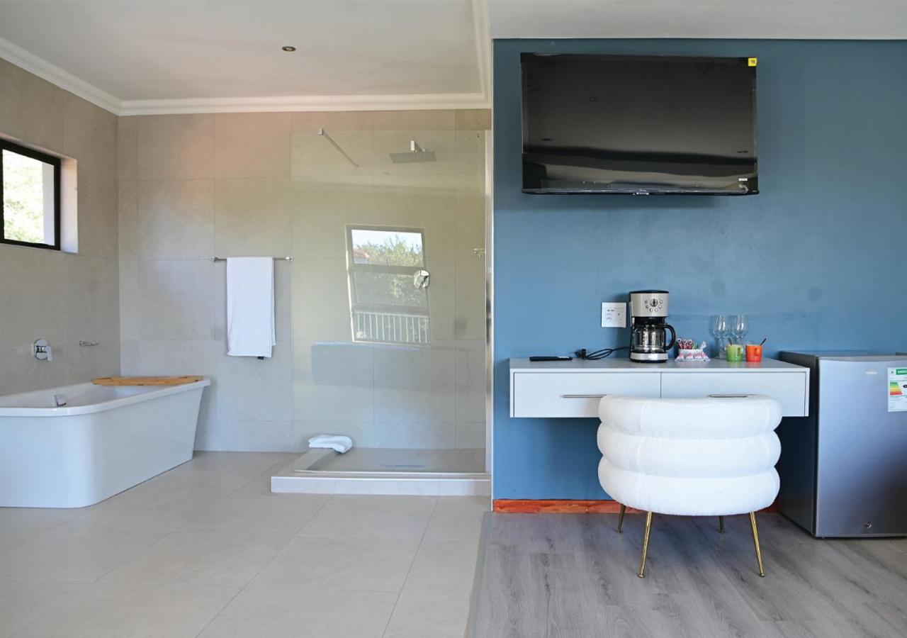 King Room with Balcony photo 3