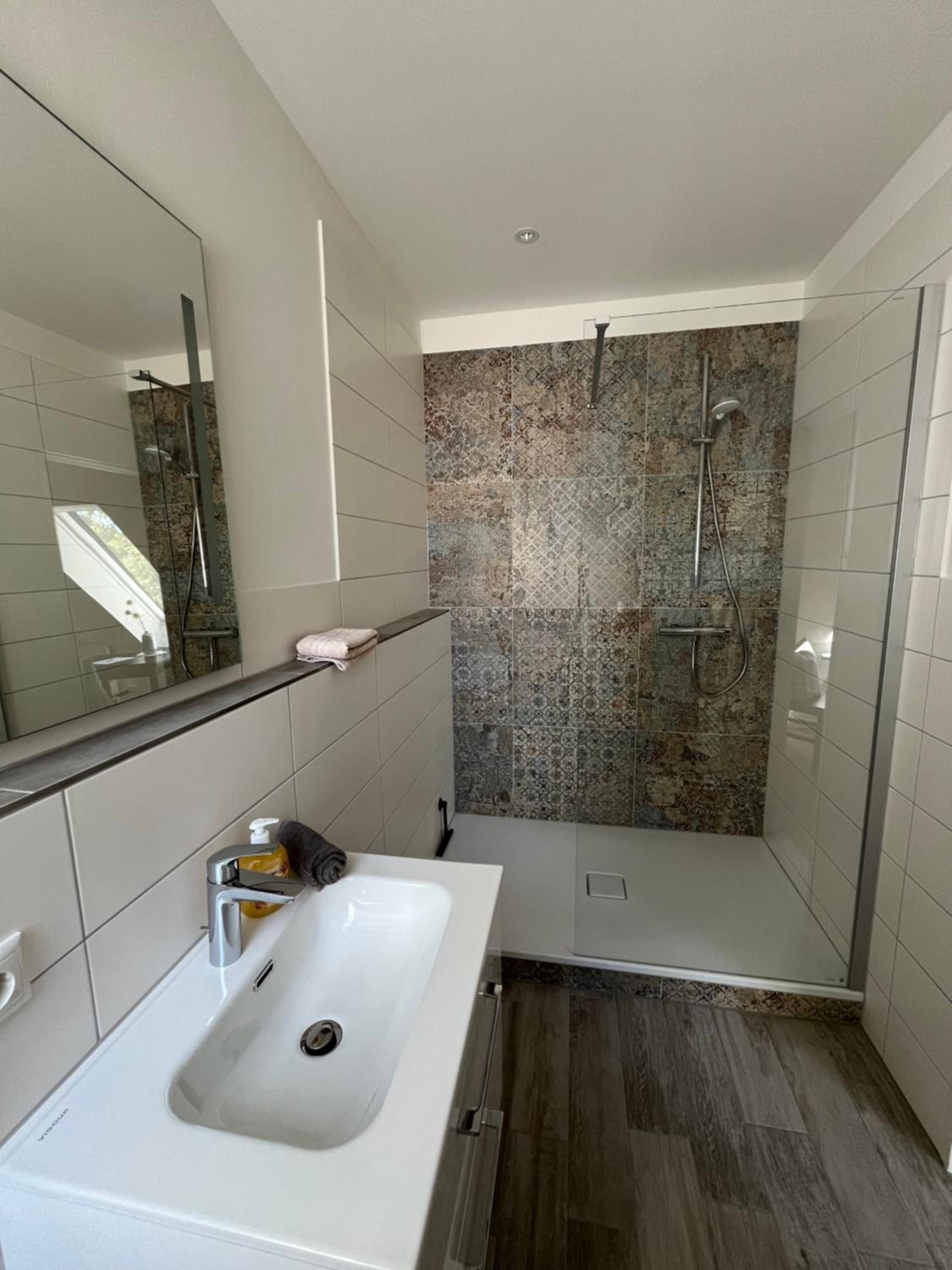 Double Room with Private Bathroom - Photo 19