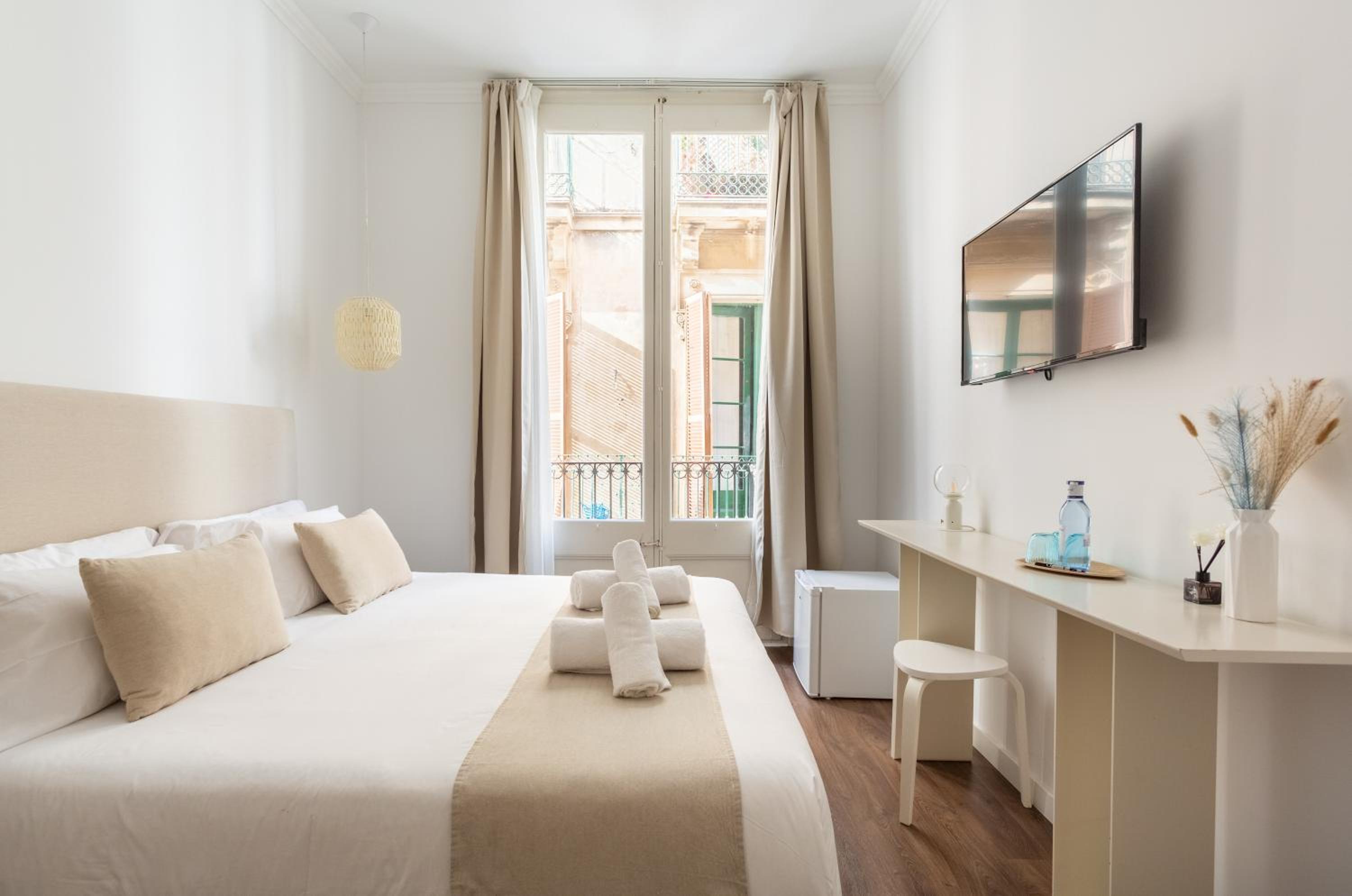 Deluxe Double Room with Bath - Photo 2