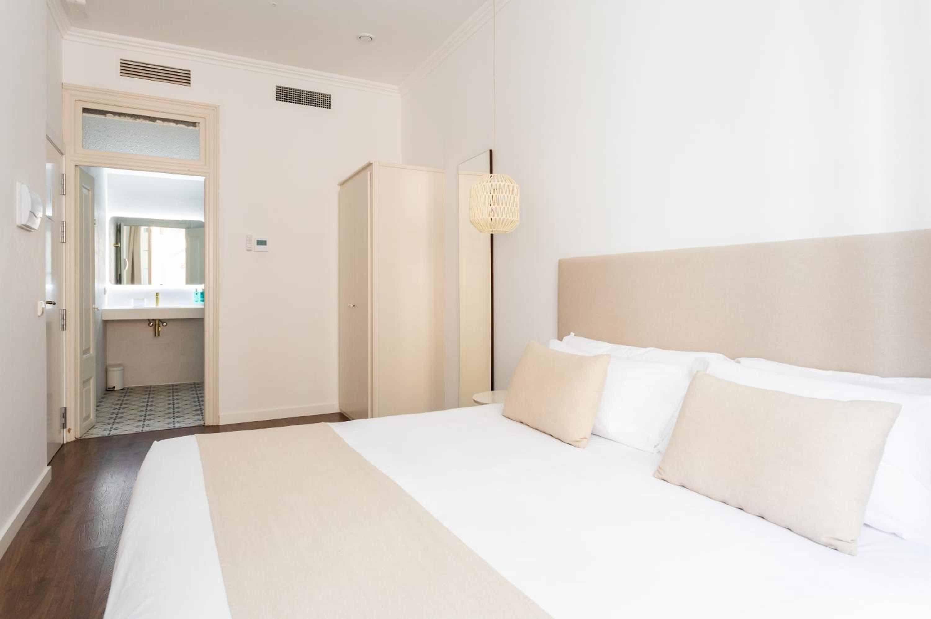 Deluxe Double Room with Bath - Photo 11