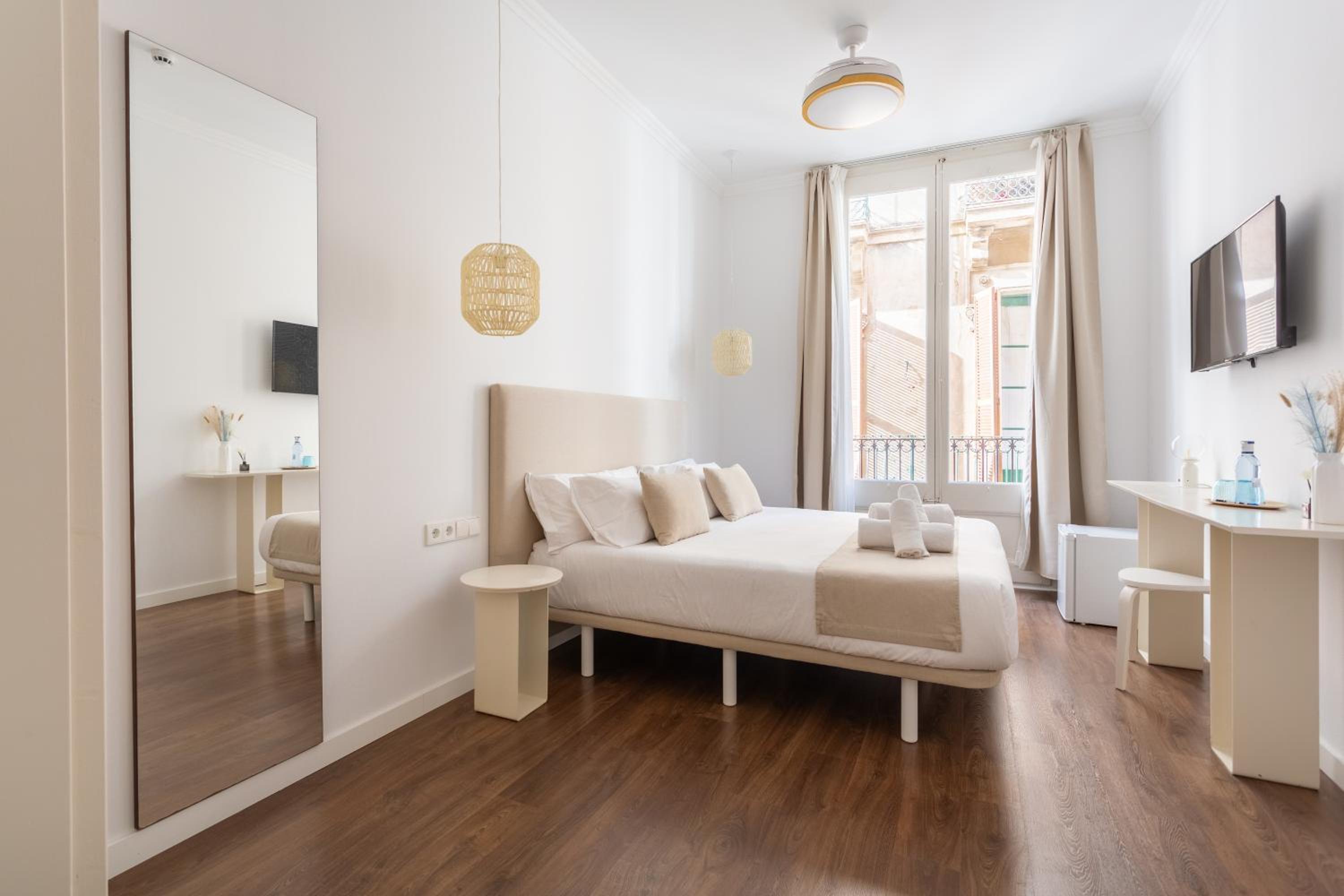 Deluxe Double Room with Bath - Photo 10