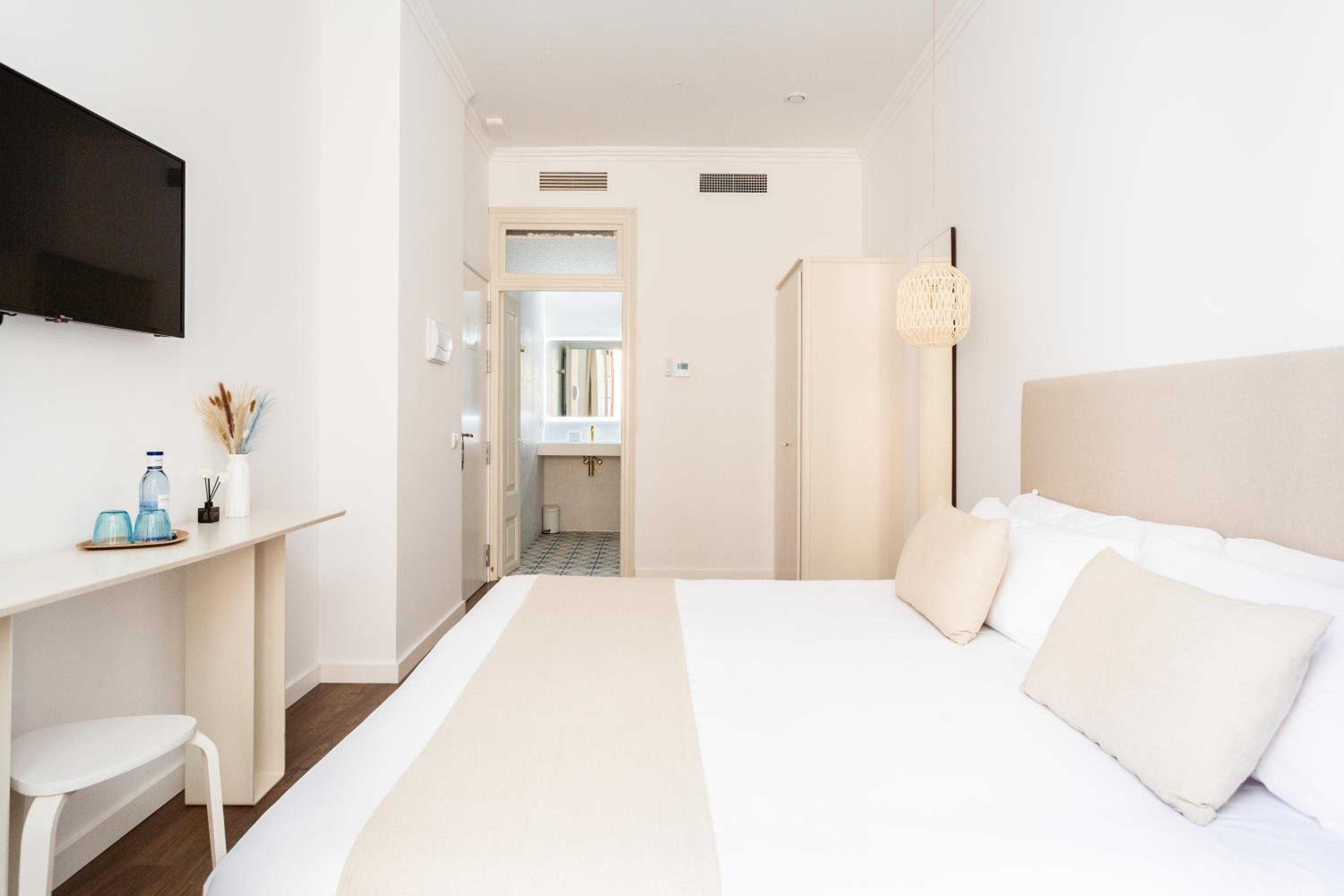 Deluxe Double Room with Bath - Photo 9
