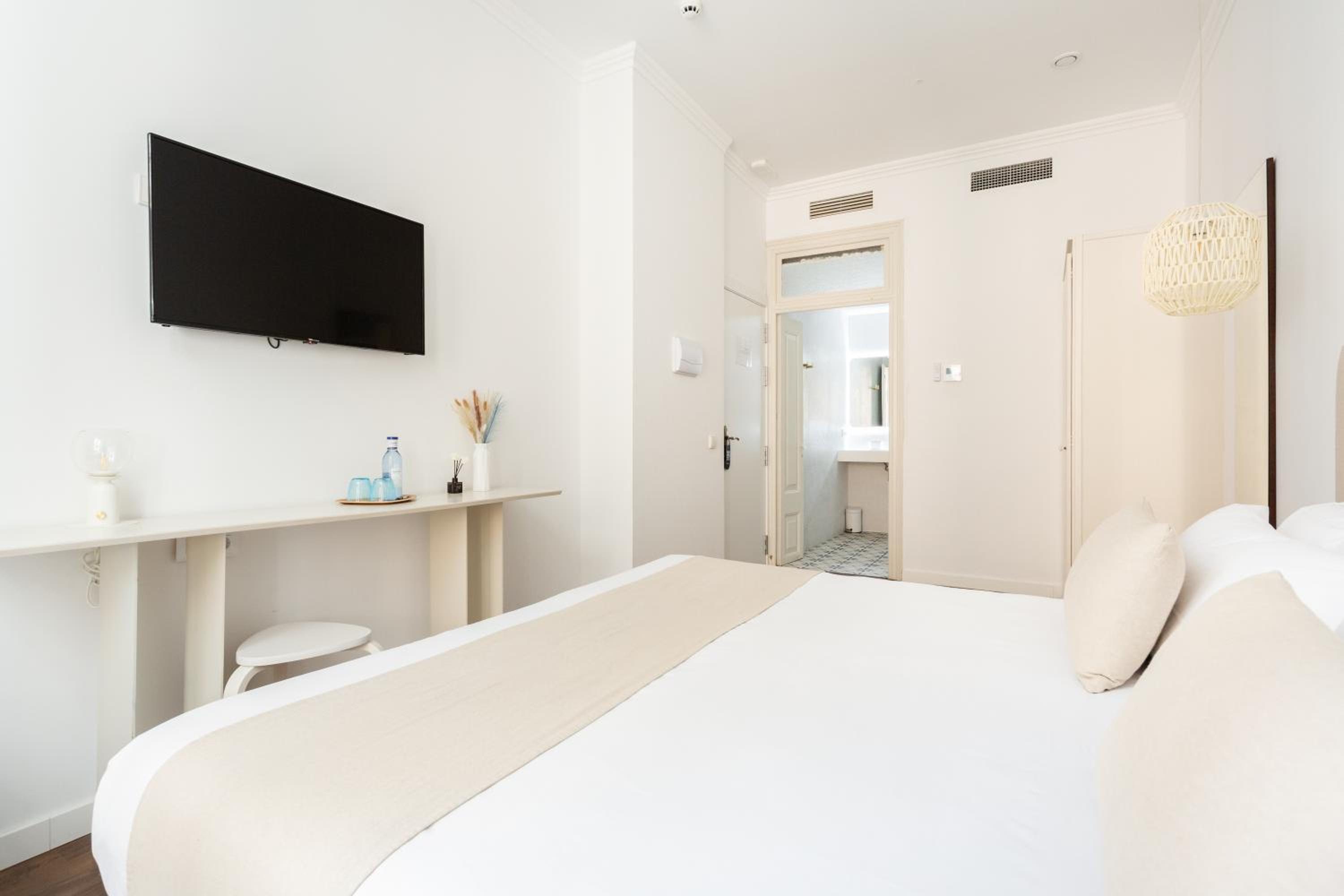 Deluxe Double Room with Bath - Photo 4