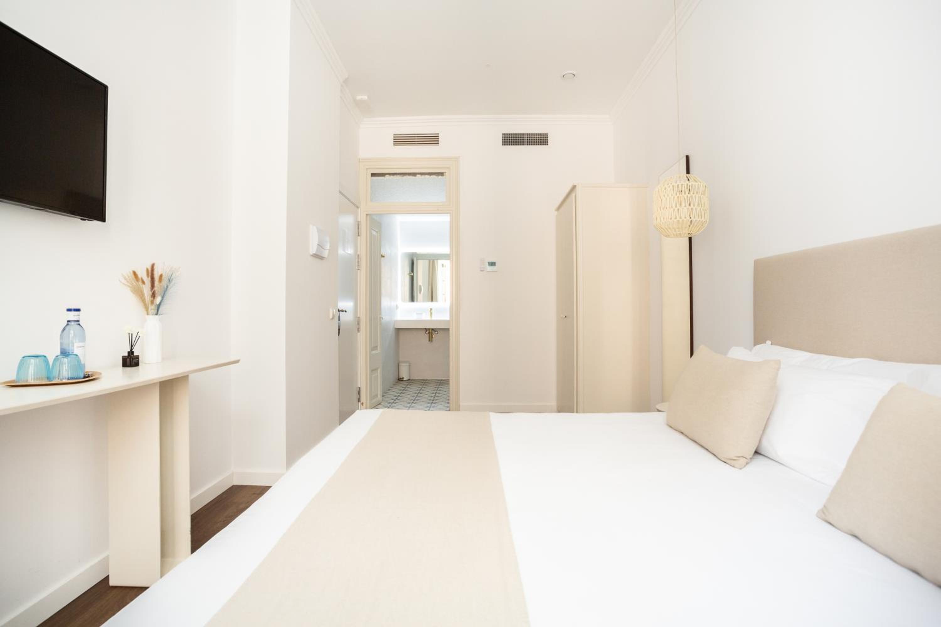 Deluxe Double Room with Bath - Photo 15