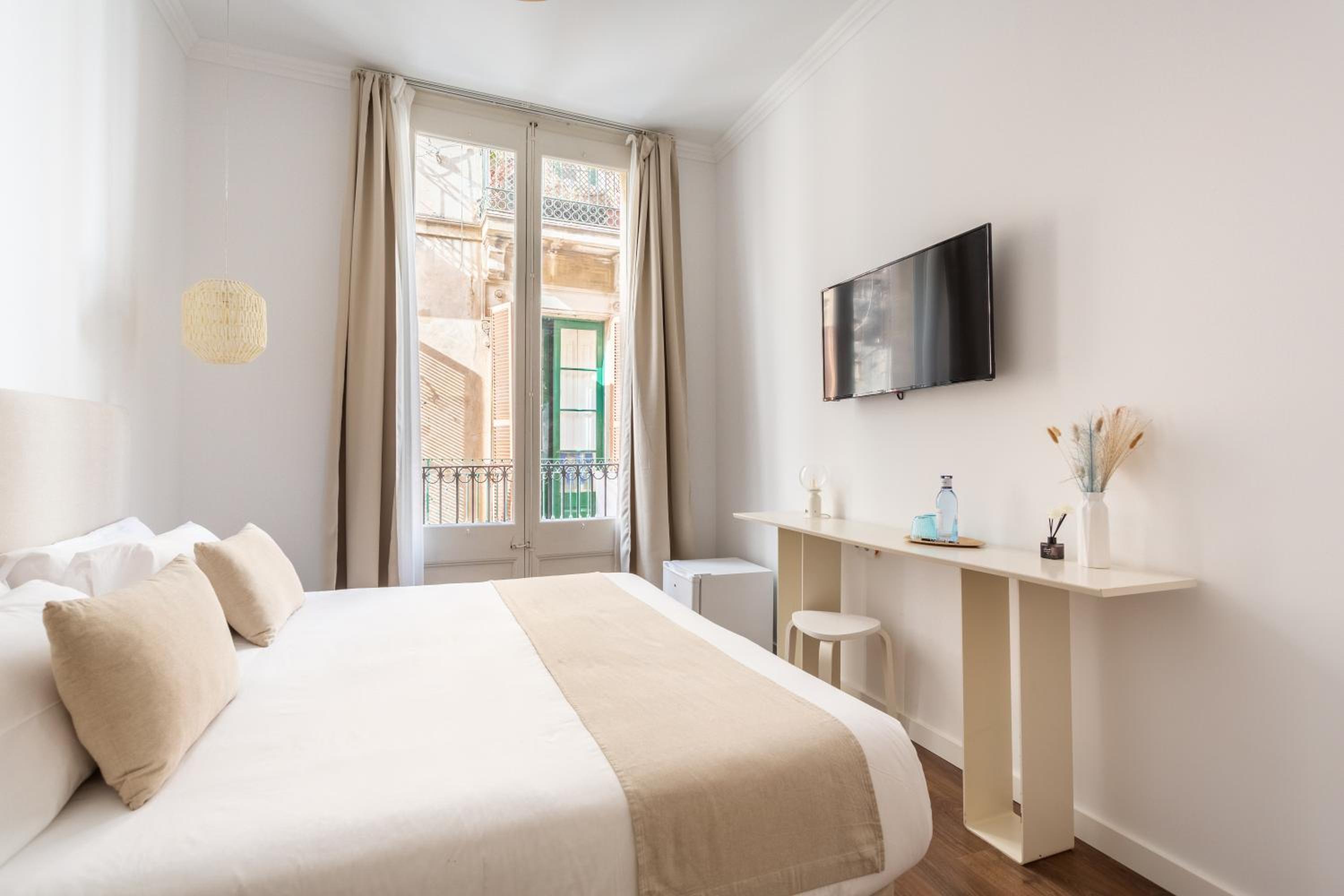 Deluxe Double Room with Bath - Photo 14