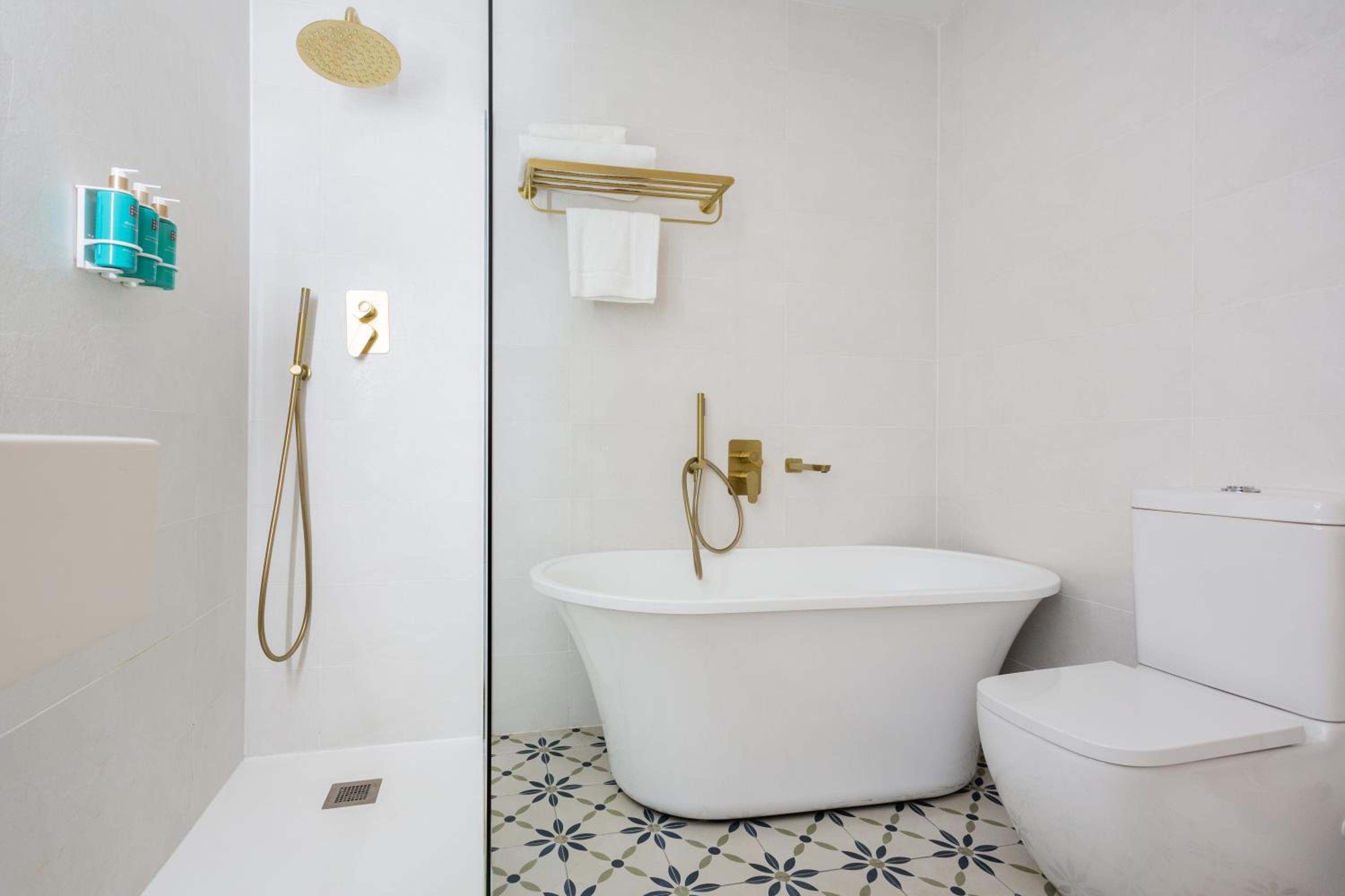 Deluxe Double Room with Bath - Photo 13