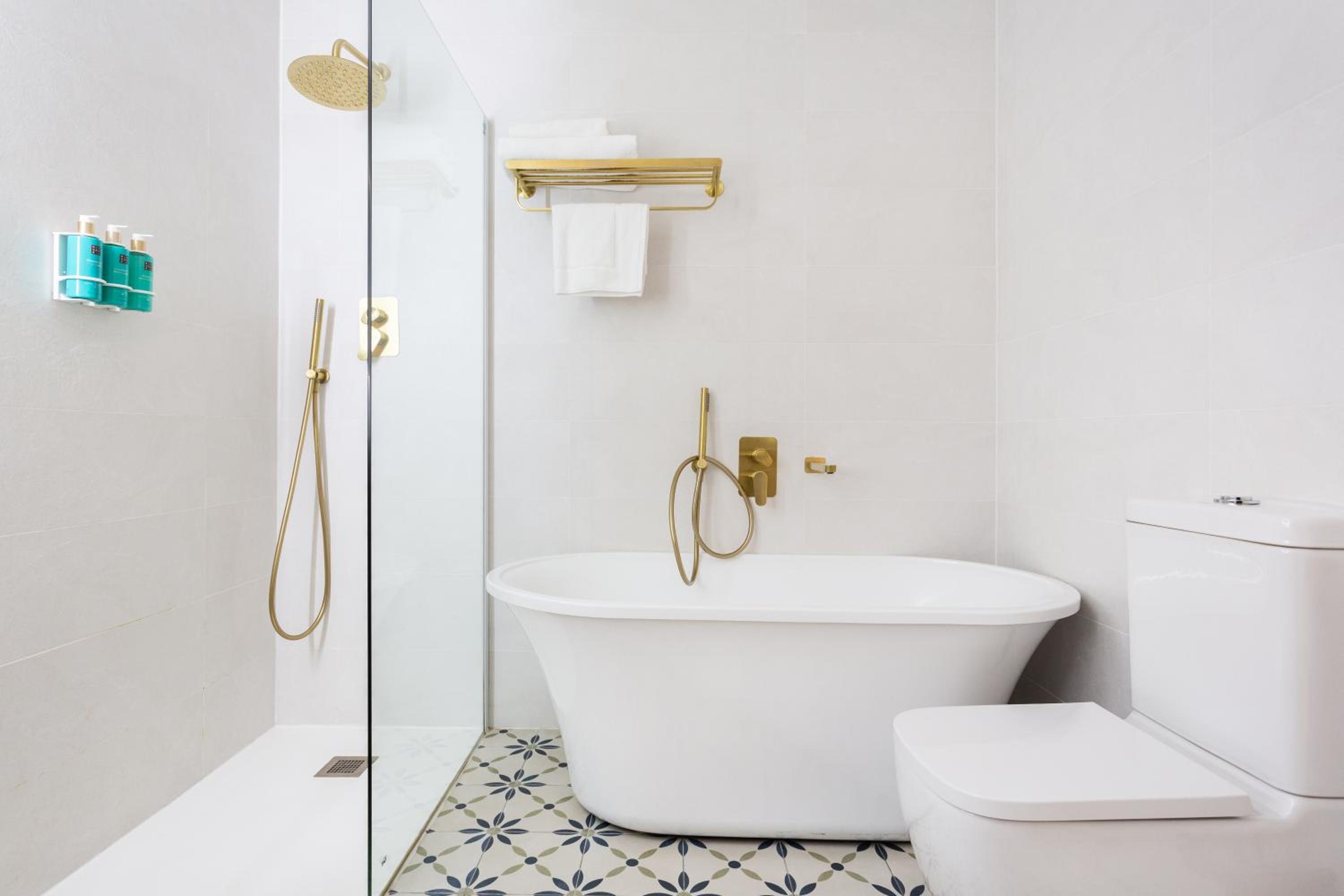 Deluxe Double Room with Bath - Photo 12