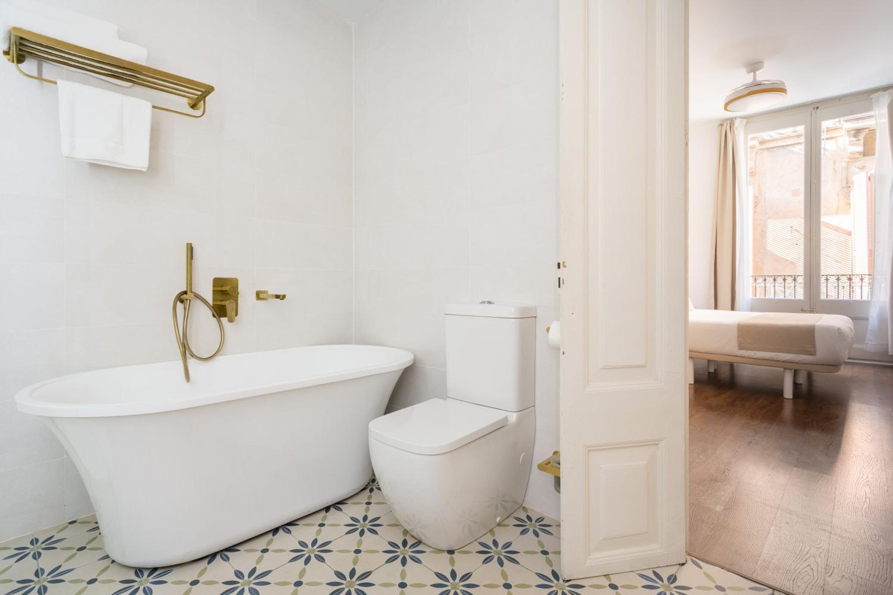 Deluxe Double Room with Bath - Photo 7