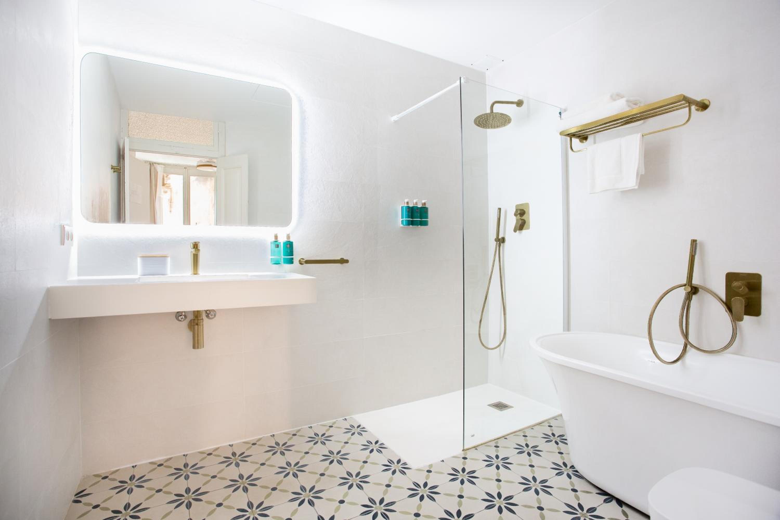 Deluxe Double Room with Bath - Photo 6