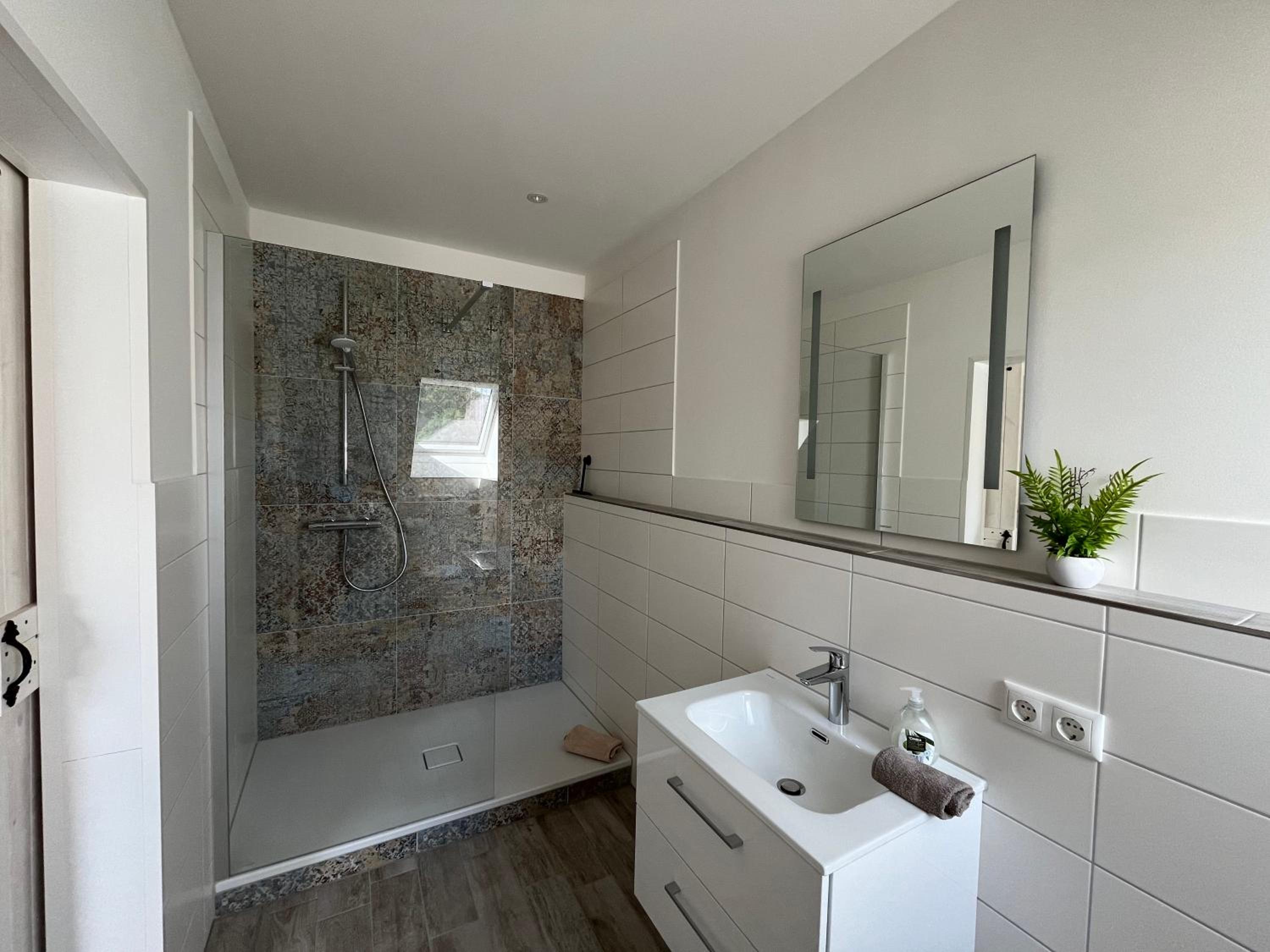 Double Room with Private Bathroom - Photo 11