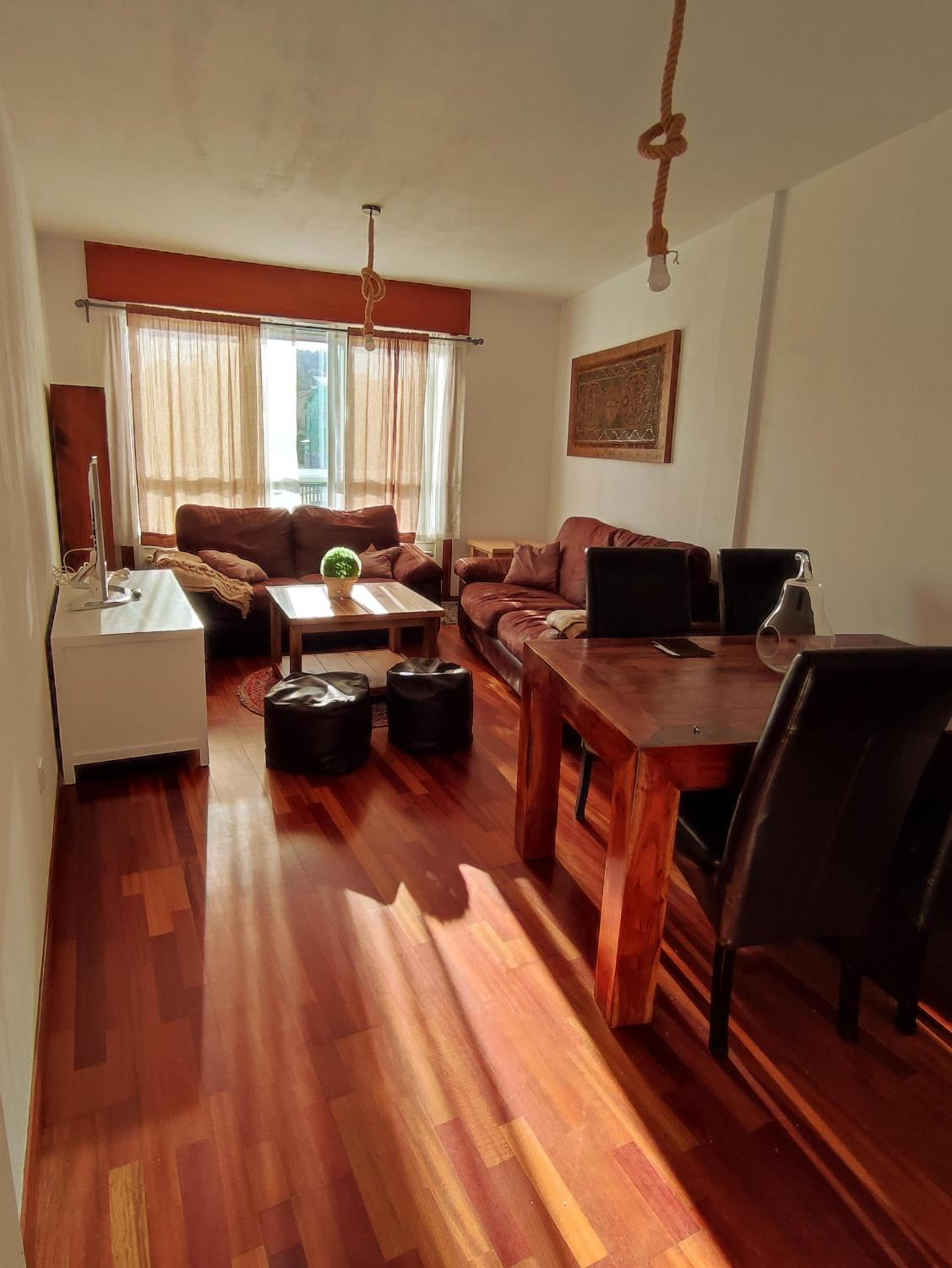 Apartamento de tres habitaciones con vista a la montaña