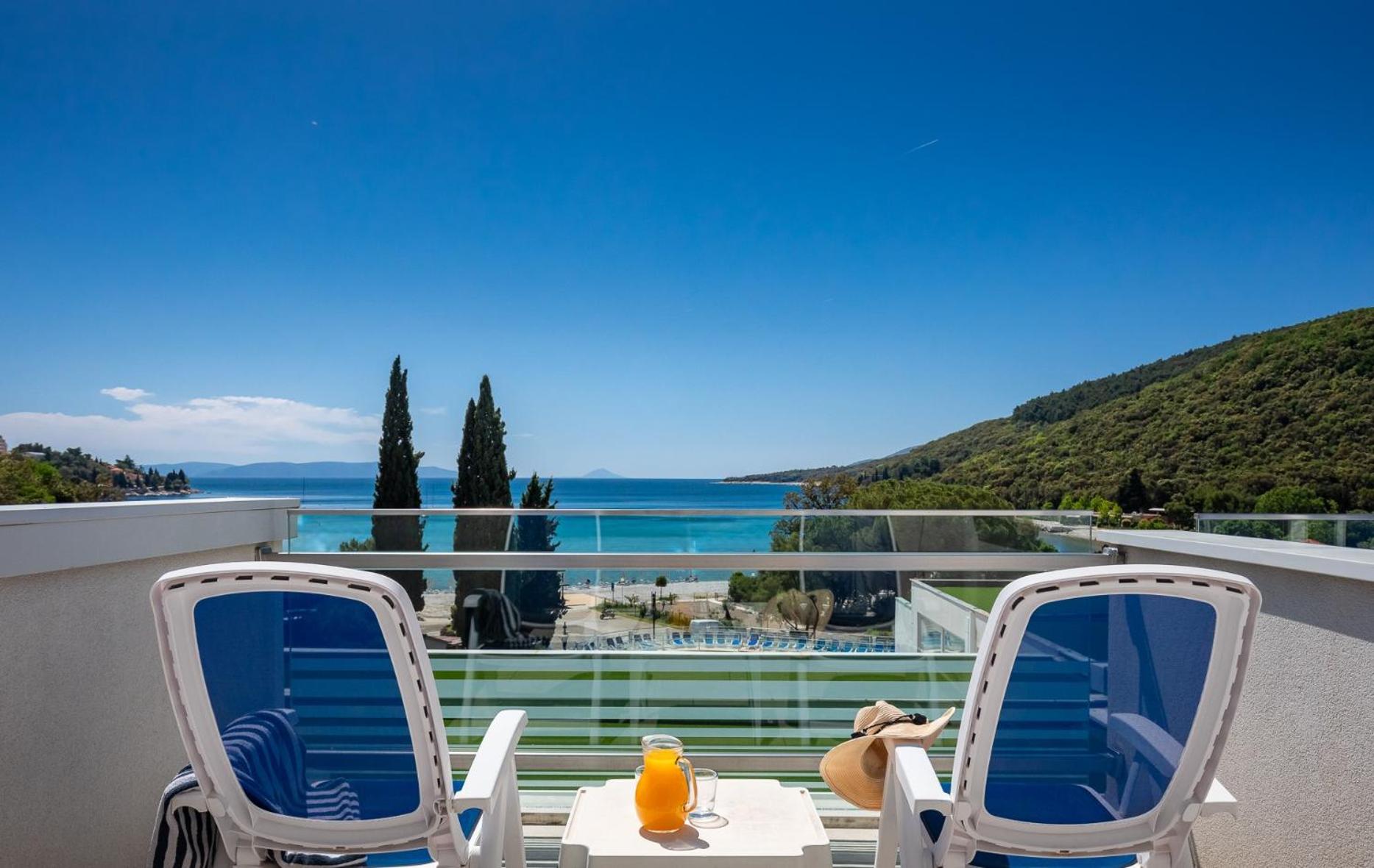 Deluxe Double Room with Balcony and Sea View photo 2