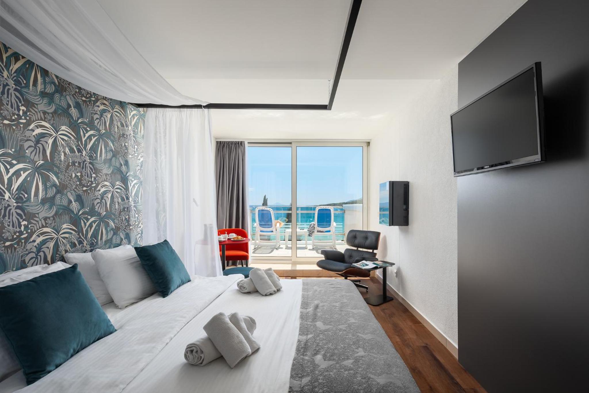 Deluxe Double Room with Balcony and Sea View