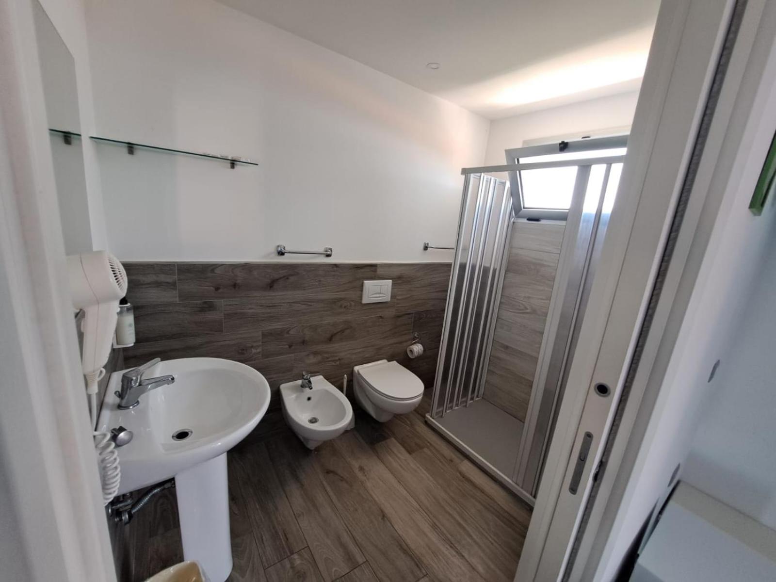 Double or Twin Room - Photo 5
