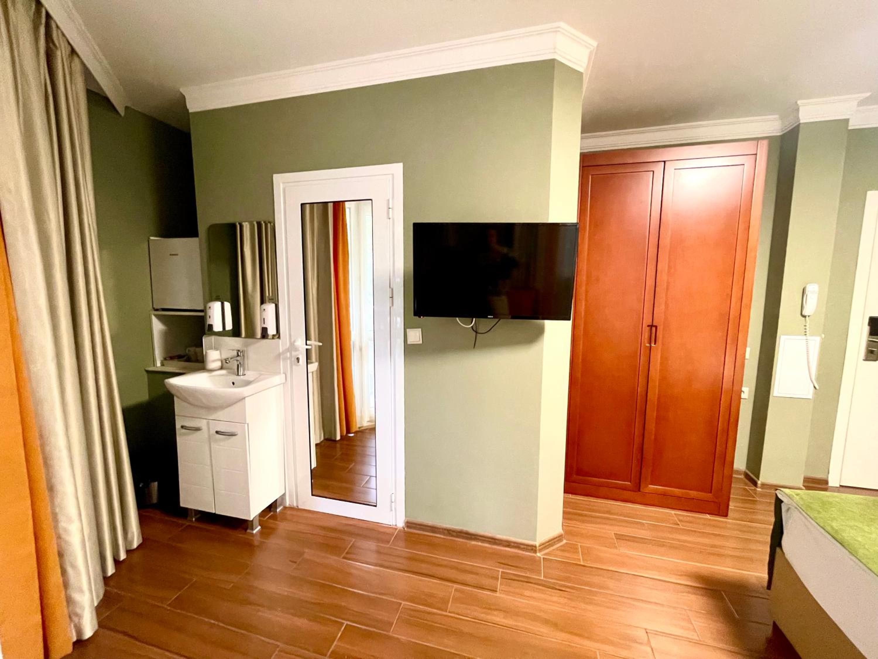 Superior King Room - Photo 7