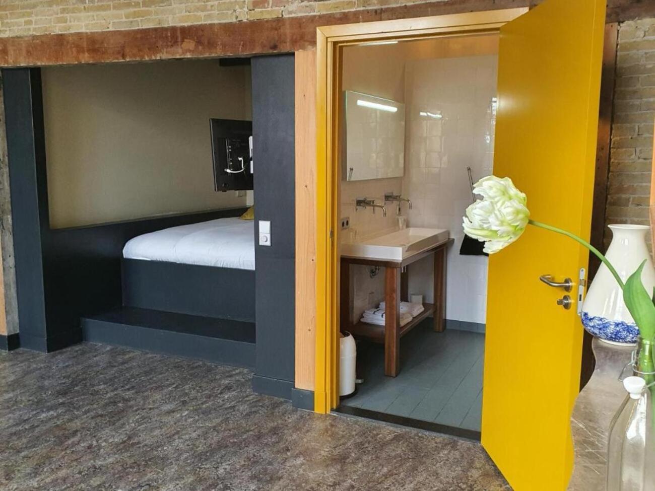 Deluxe Double Room with Bath - Photo 3