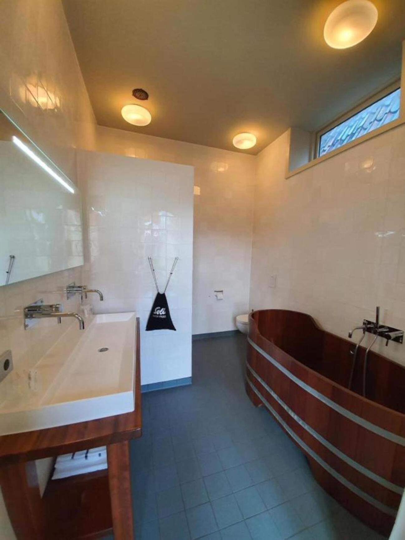 Deluxe Double Room with Bath - Photo 4
