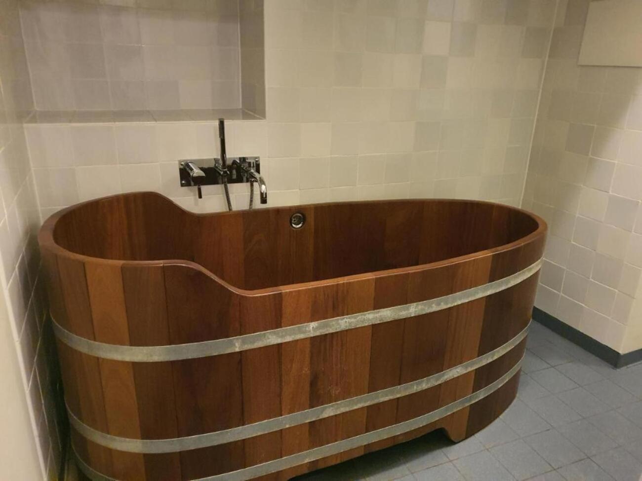 Deluxe Double Room with Bath - Photo 5