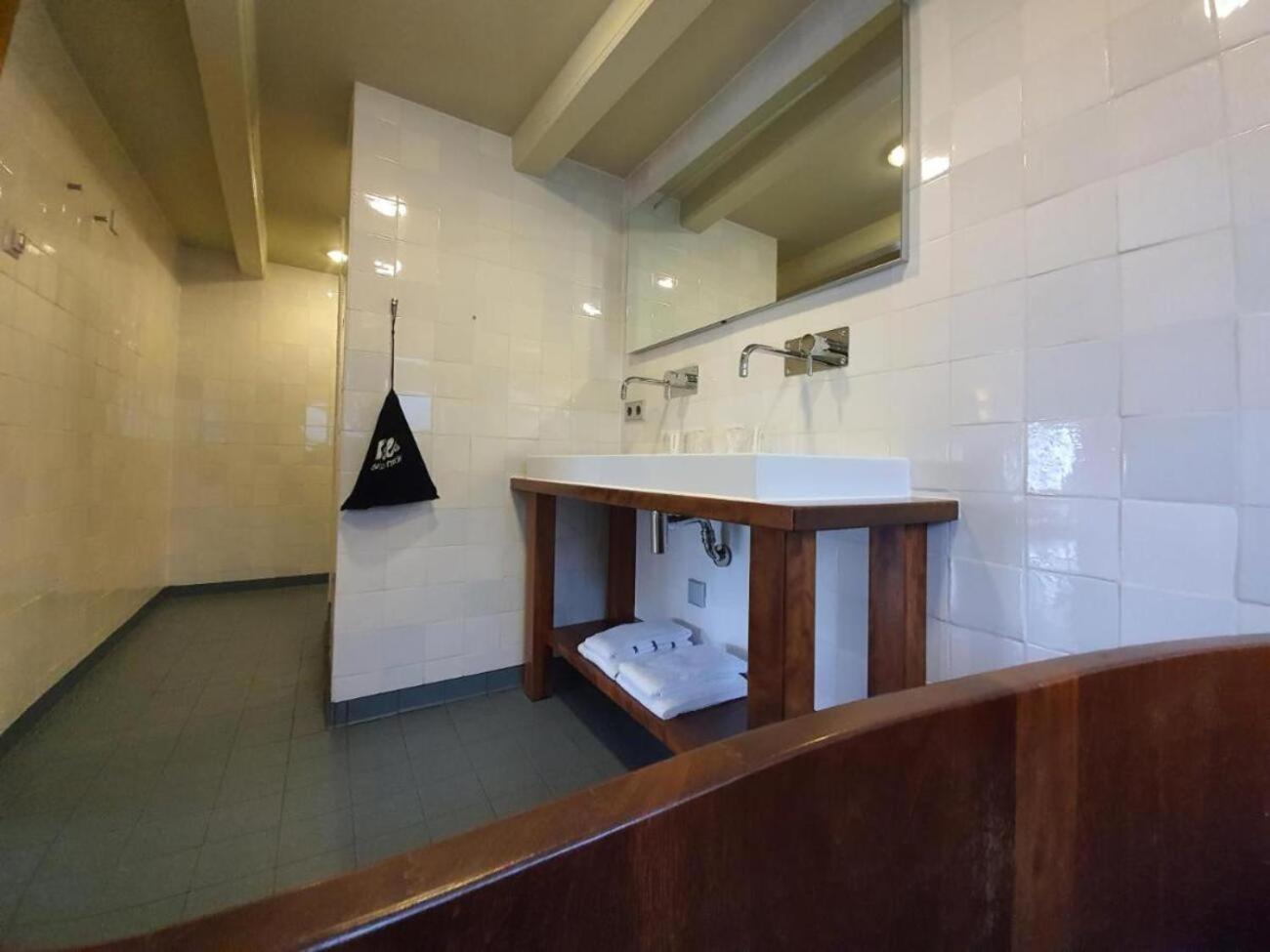 Deluxe Double Room with Bath - Photo 6