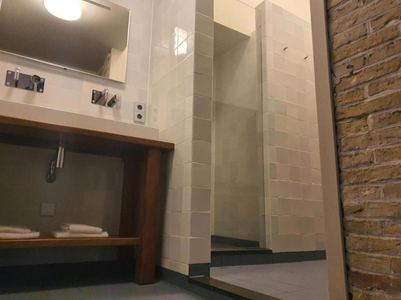Deluxe Double Room with Bath - Photo 8
