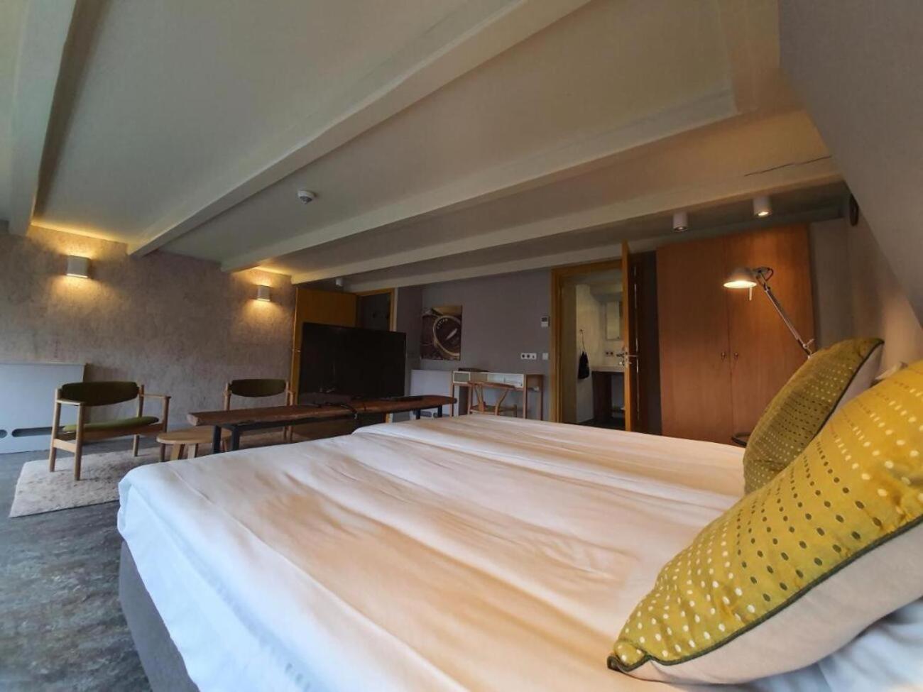 Deluxe Double Room with Bath - Photo 9