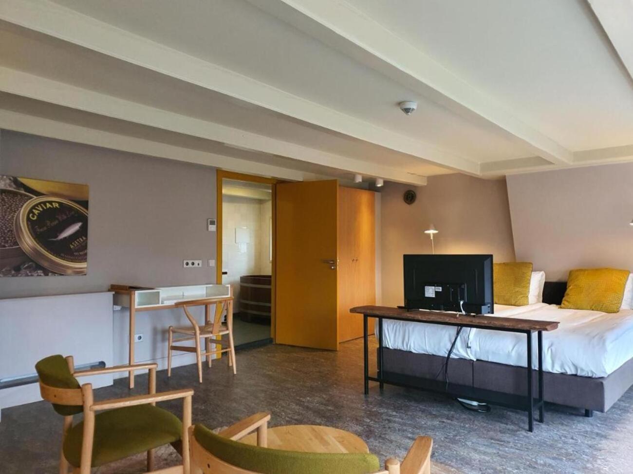 Deluxe Double Room with Bath - Photo 12