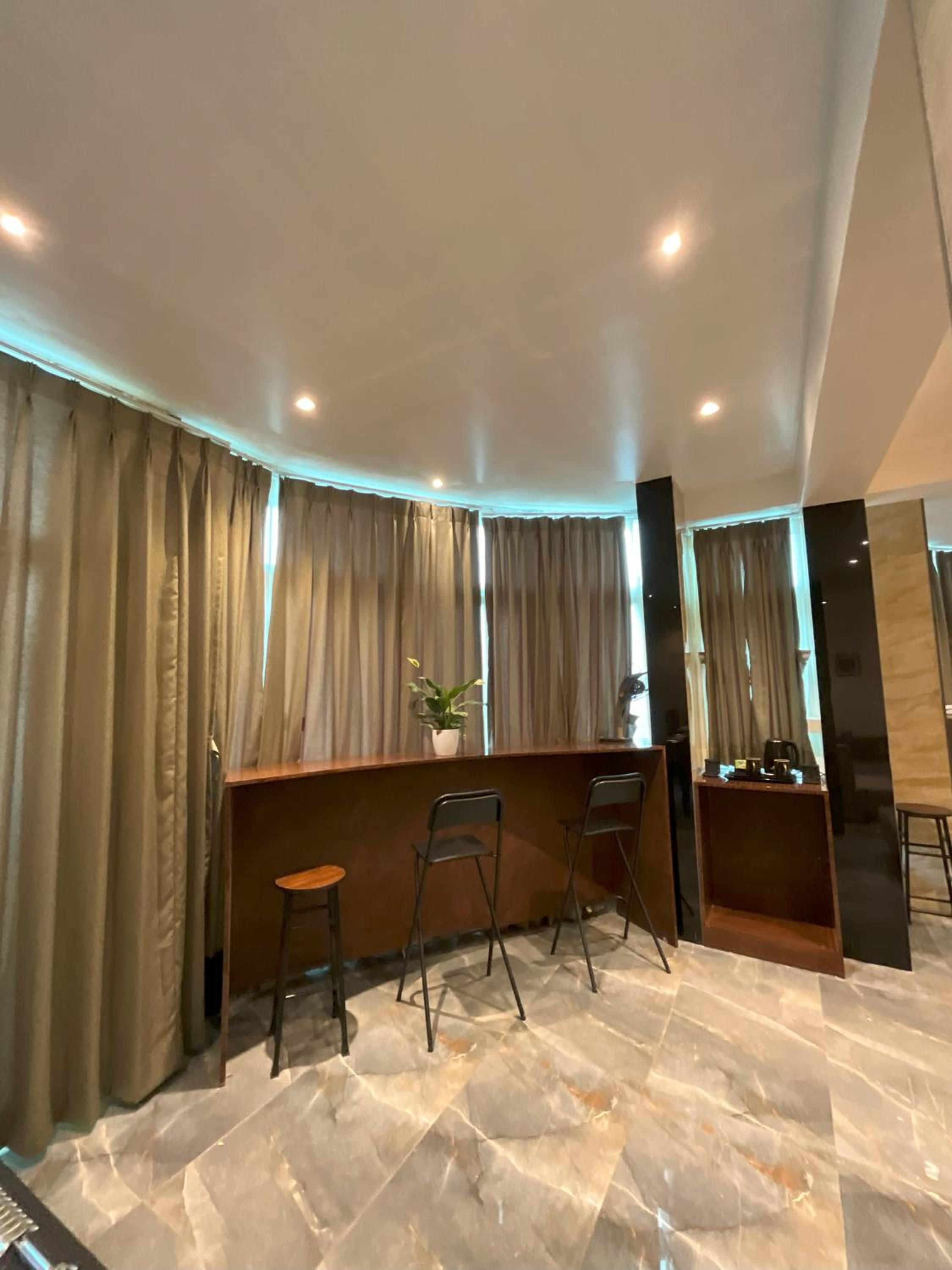 Suite - Photo 14