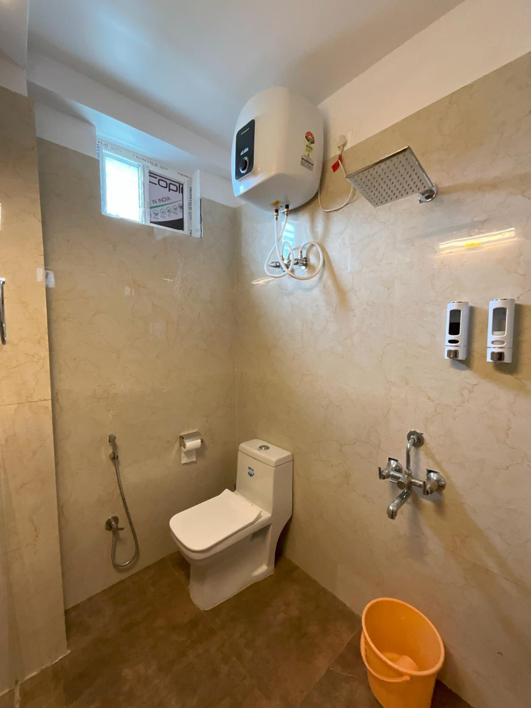 Suite - Photo 13