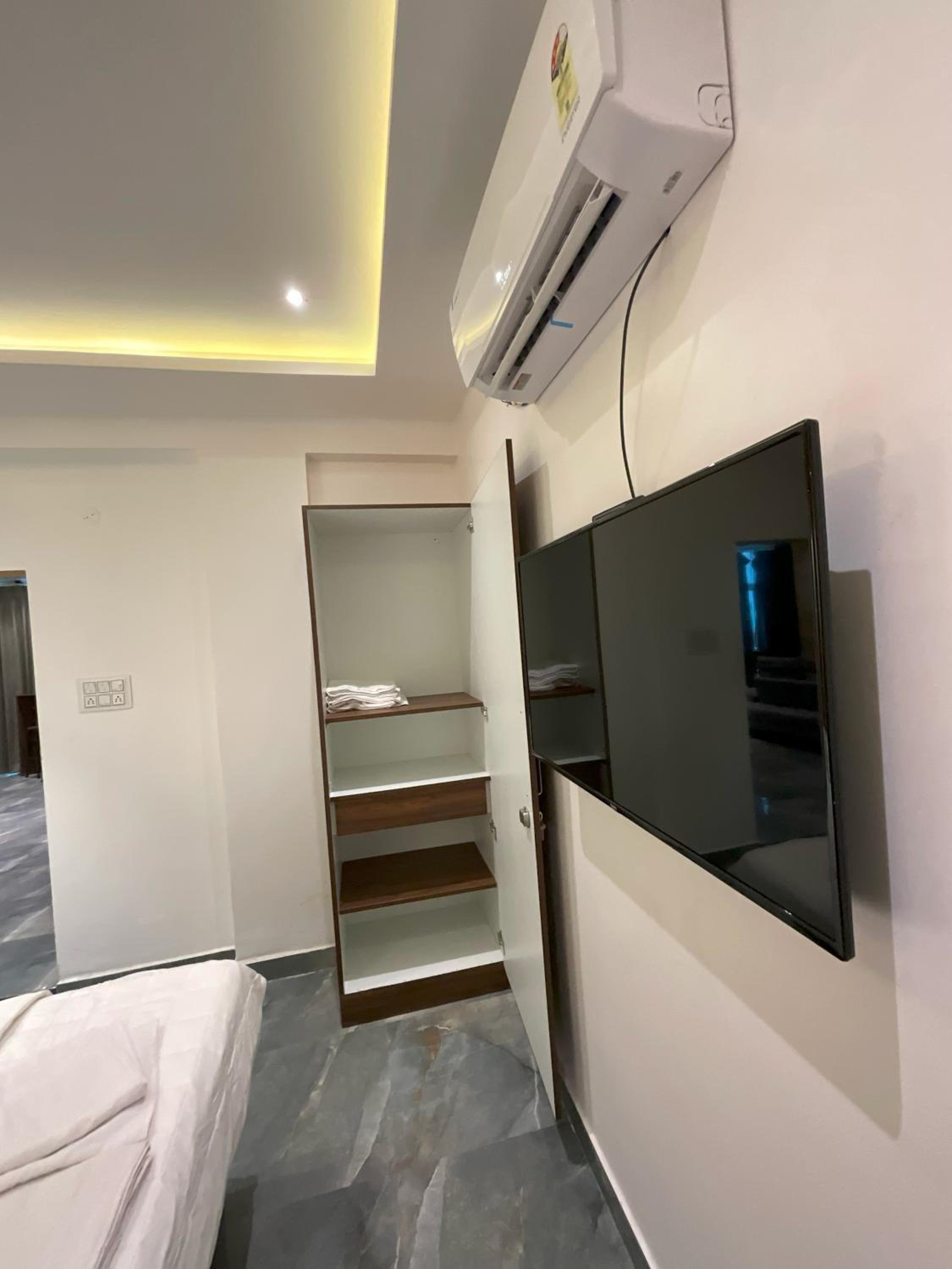 Suite - Photo 8
