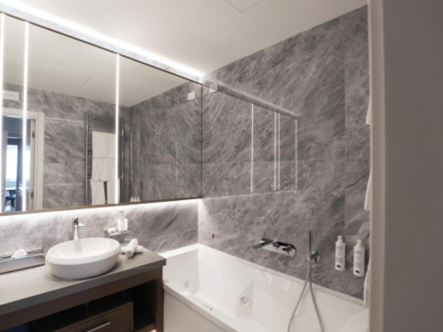 Suite with Lake View - Photo 3