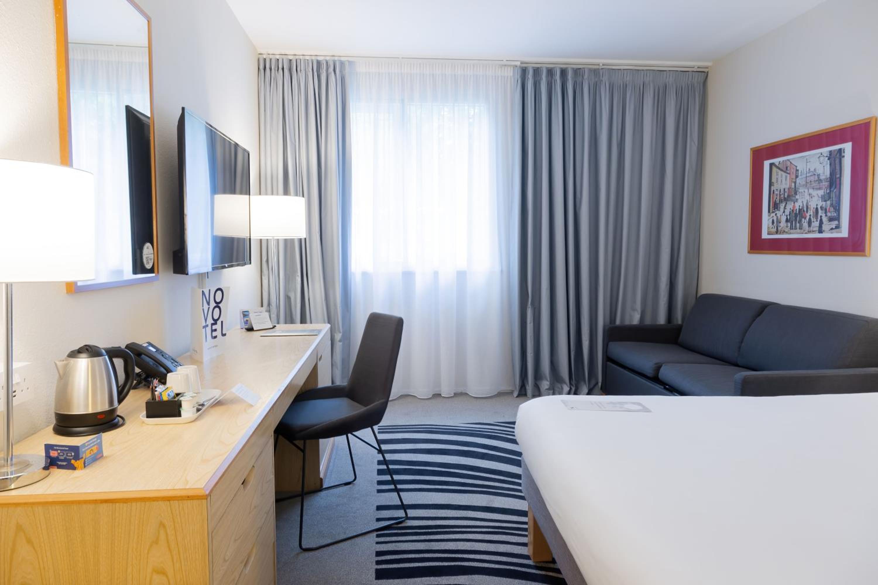 Executive Queen Room with Sofa - Photo 1