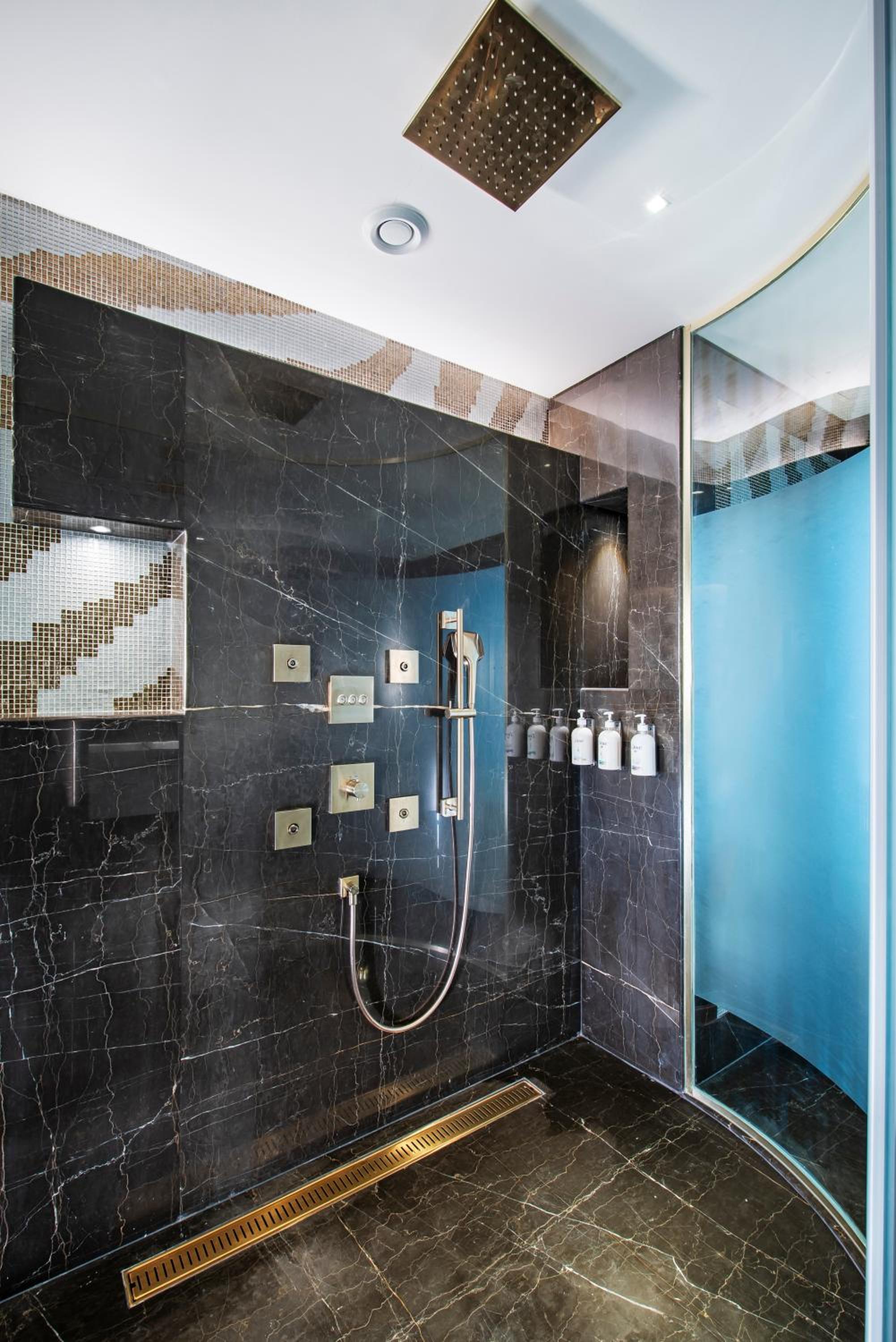 Junior Suite with Airport Transfers and Club Lounge access