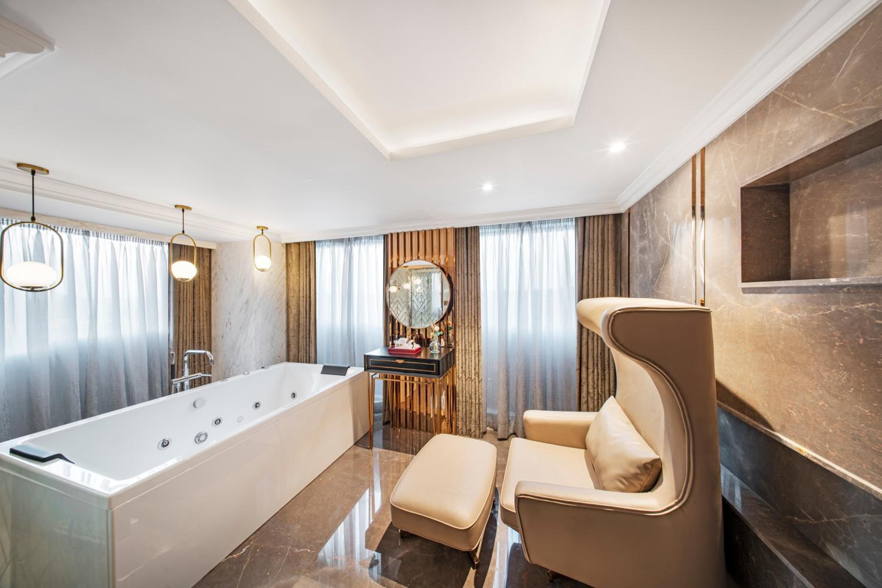 Presidential PentHouse Suite with Airport Transfers and Club Lounge access