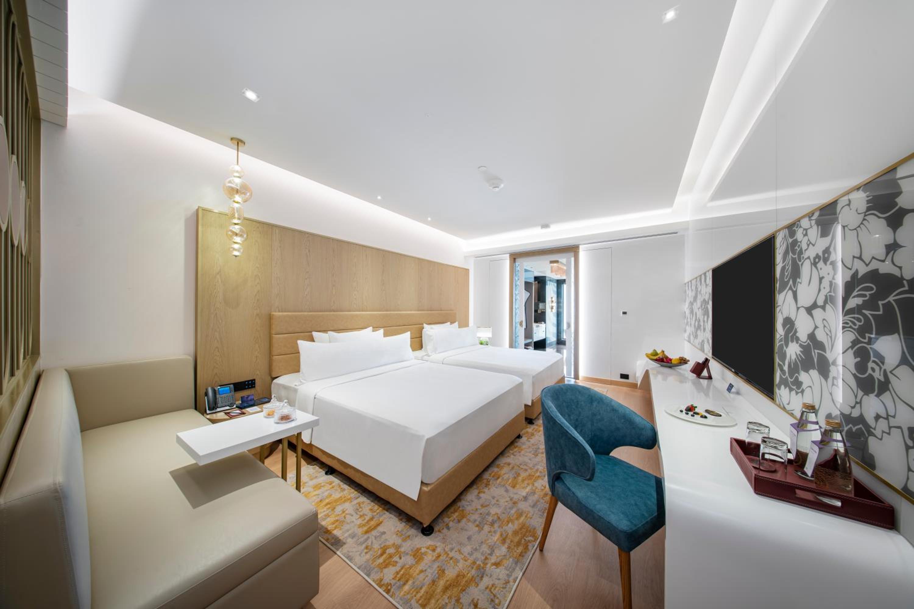 Junior Suite with Airport Transfers and Club Lounge access