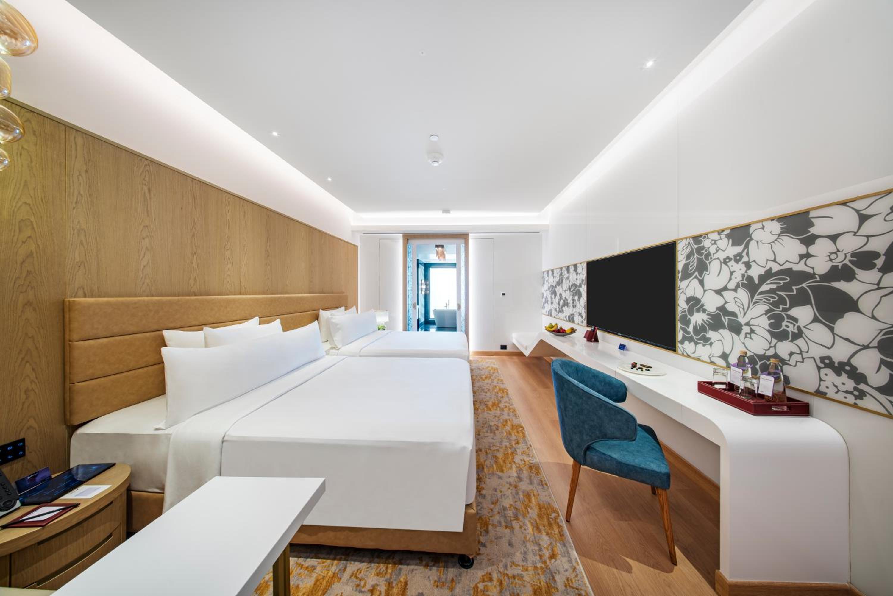 Junior Suite with Airport Transfers and Club Lounge access