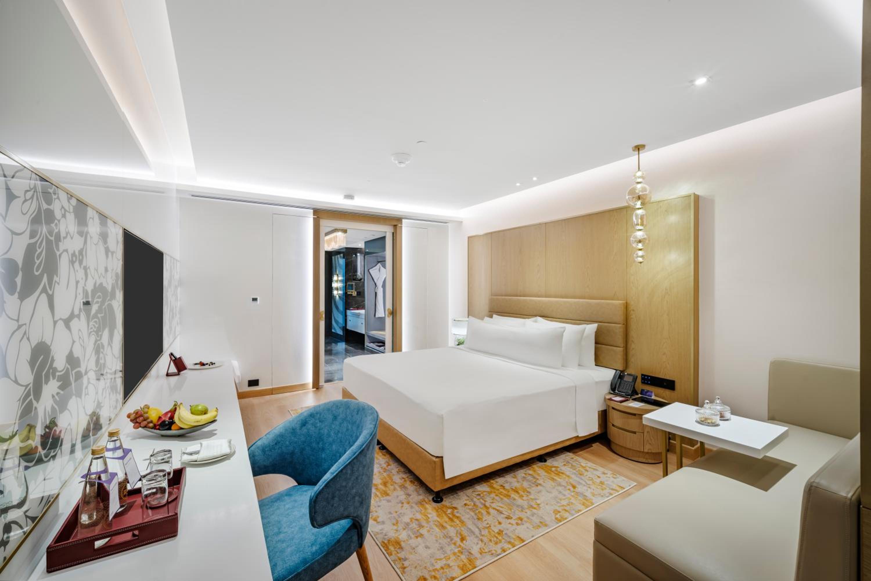Junior Suite with Airport Transfers and Club Lounge access thumbnail 5
